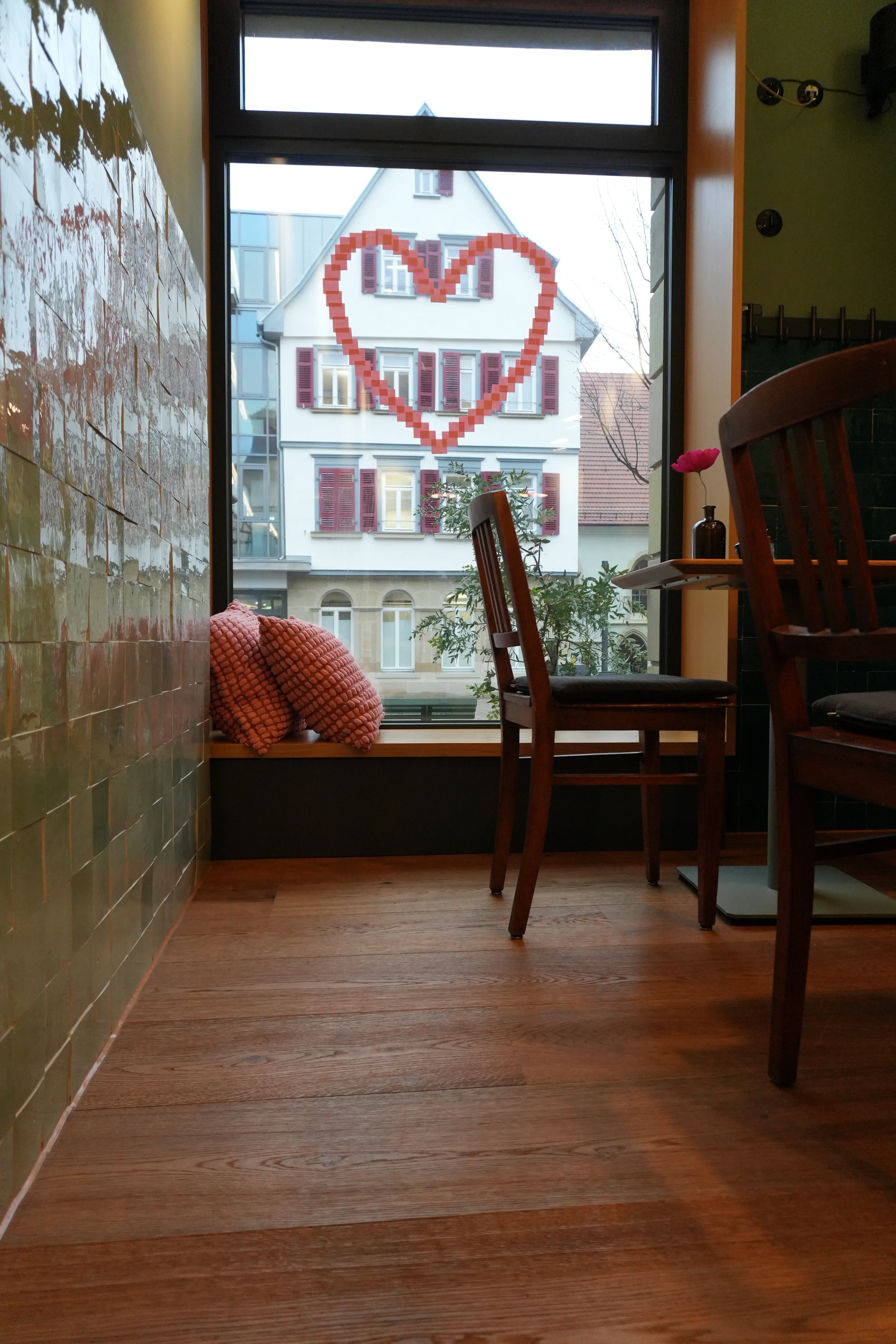 Landhausdielen aus Eiche vor einem Fenster mit Blick auf Besigheimer Altstadt
