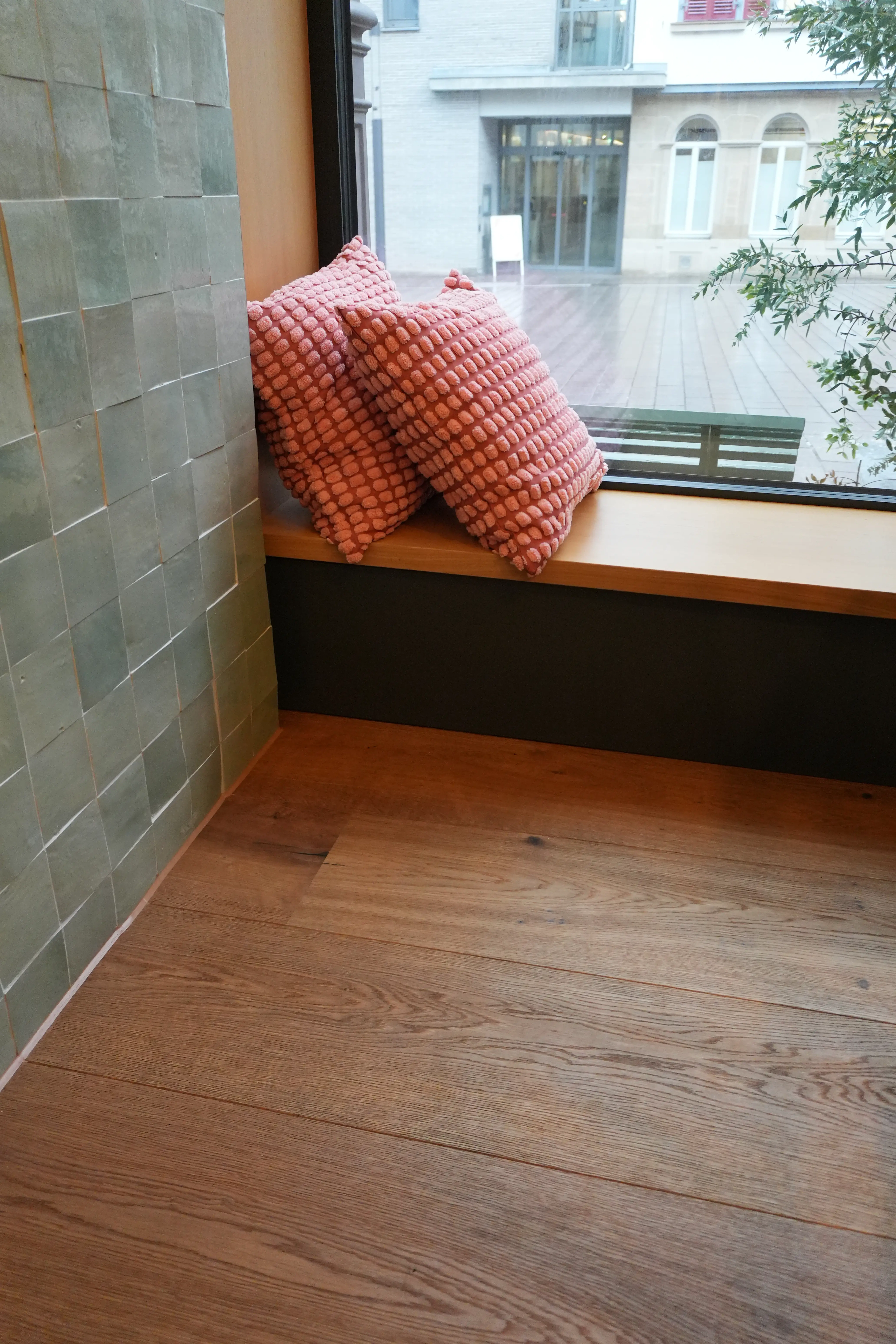 Detailansicht einer Fensterbank aus Holz und passend verlegten Landhausdielen