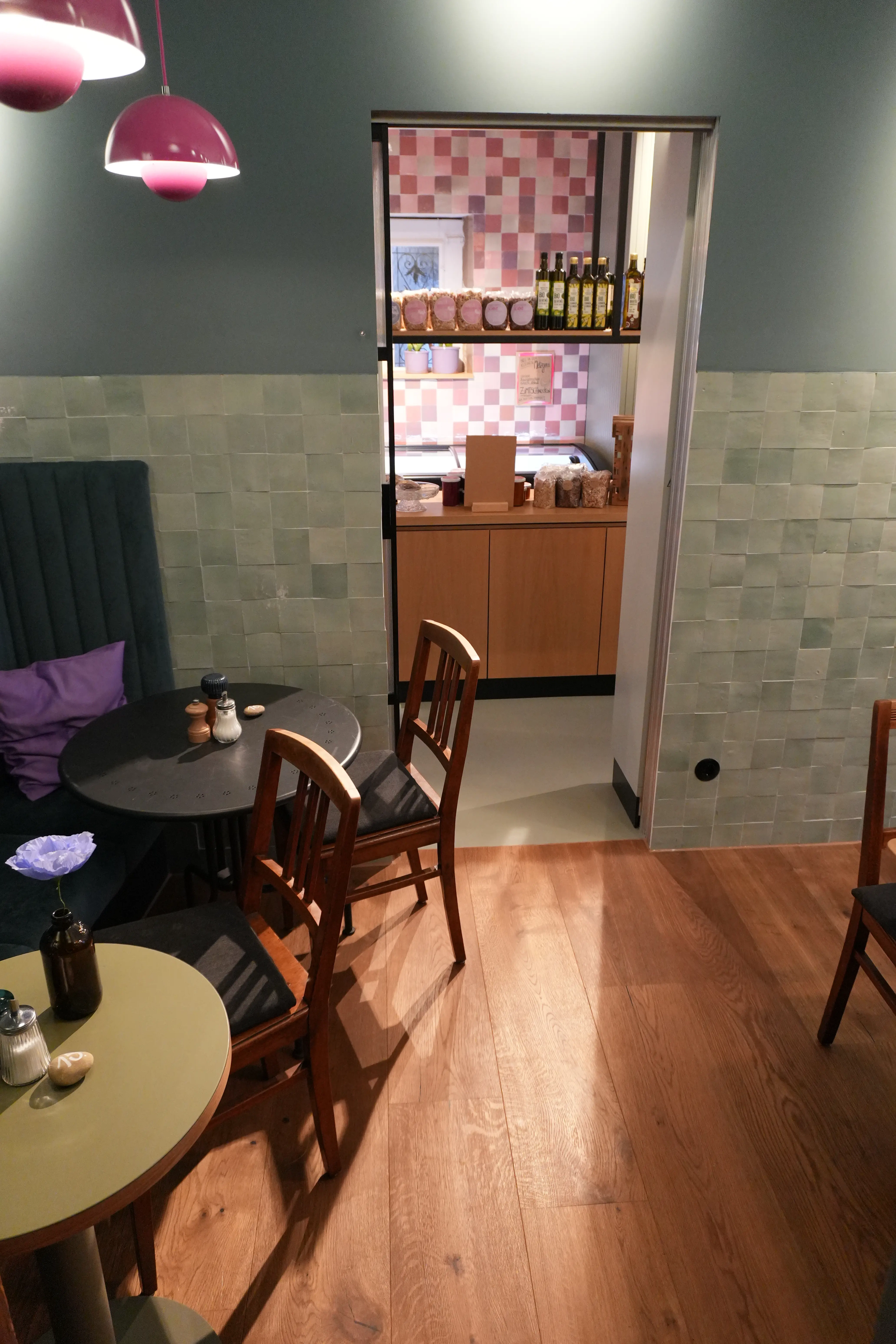 Übergang von warmem Eichenparkett zu hellem Funktionsboden im Ladenbereich