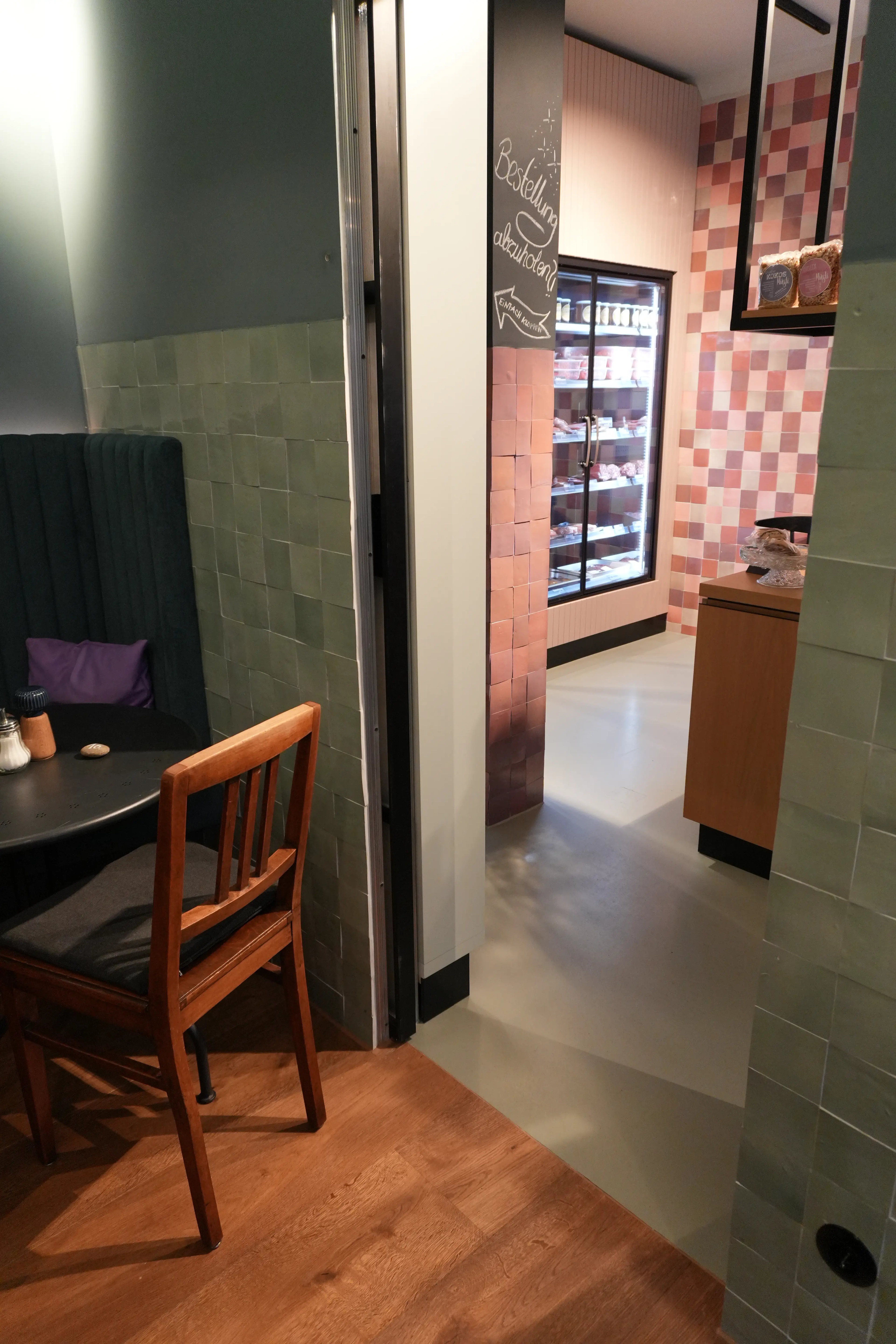 Harmonische Kombination aus grünen Wandfliesen und natürlichem Parkettboden