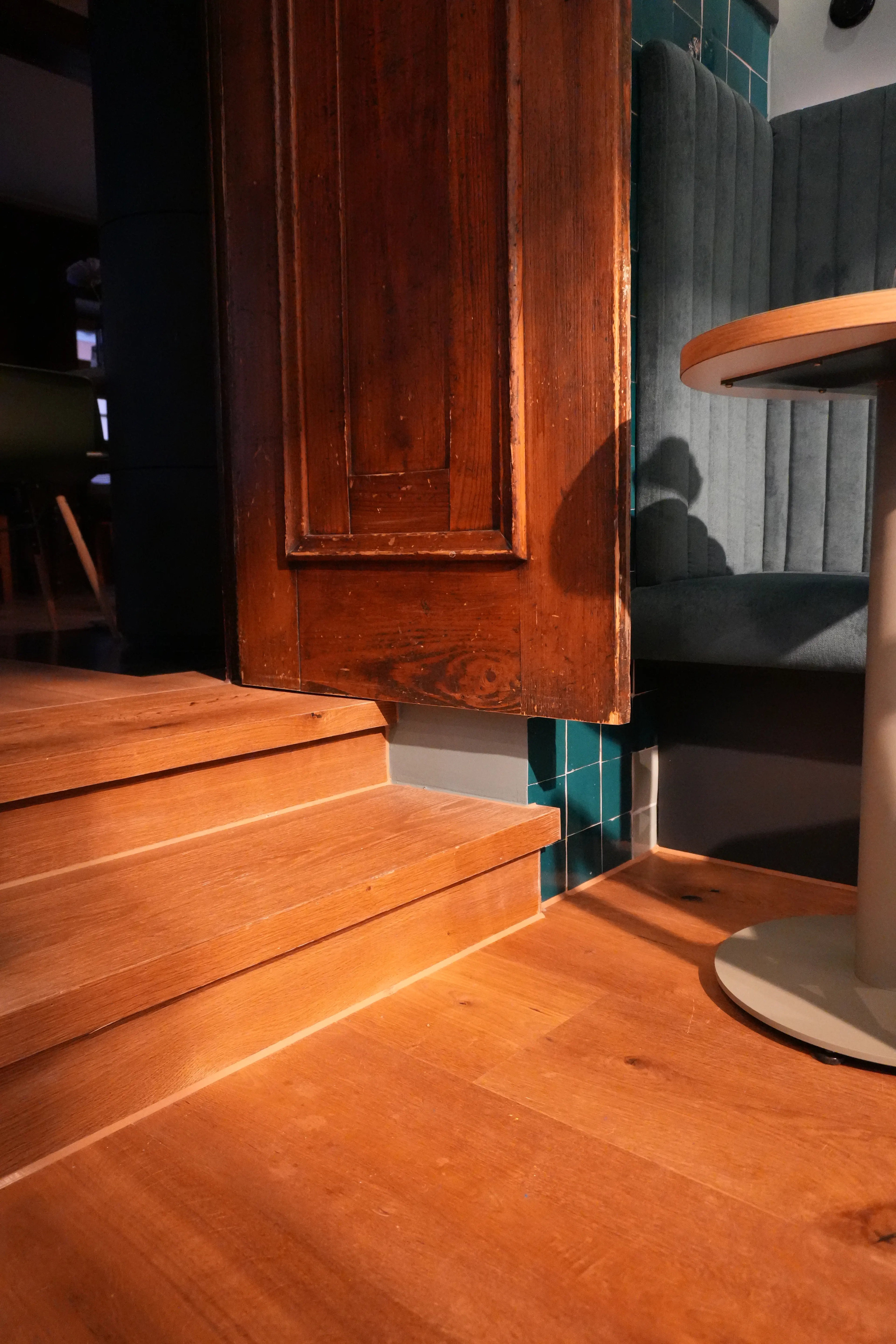 Maßgefertigte Treppenstufe aus Massivholz als bündiger Abschluss zum Parkett