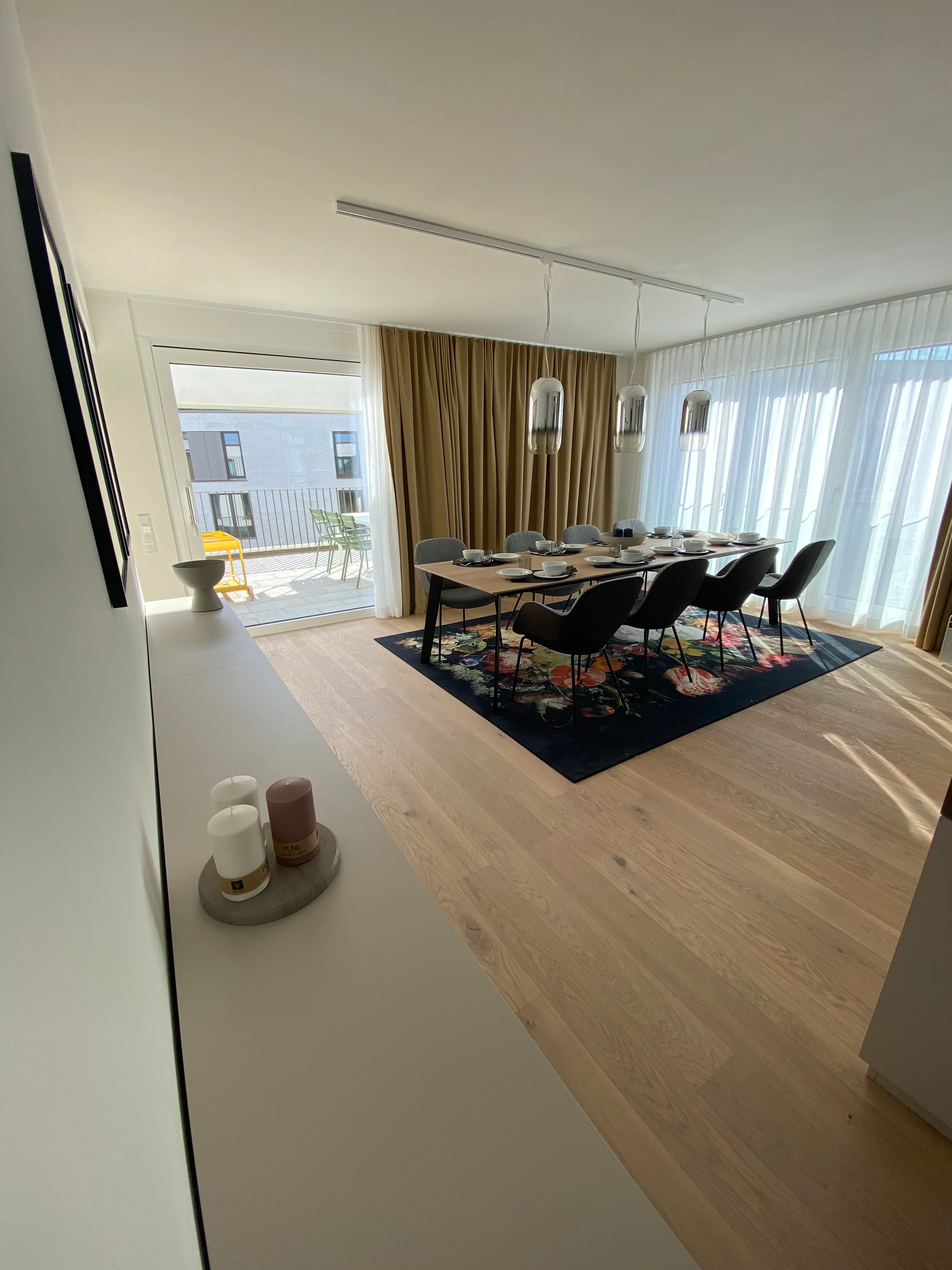 Hell verlegte Bauwerk Landhausdielen in einem modernen, lichtdurchfluteten Esszimmer eines Neubaus in Heilbronn.