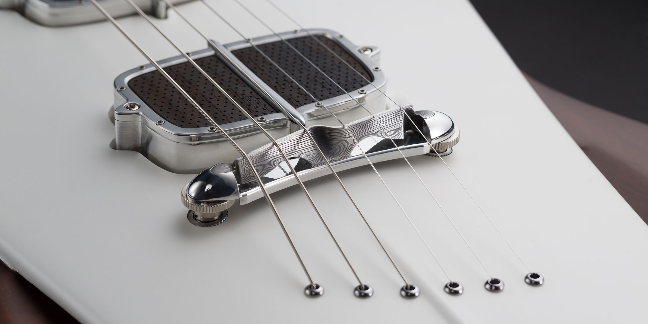 bridge and pickup on the One piece master II guitar