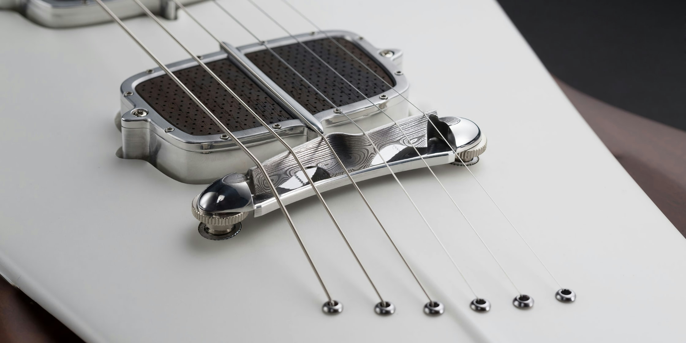 bridge and pickup on the One piece master II guitar