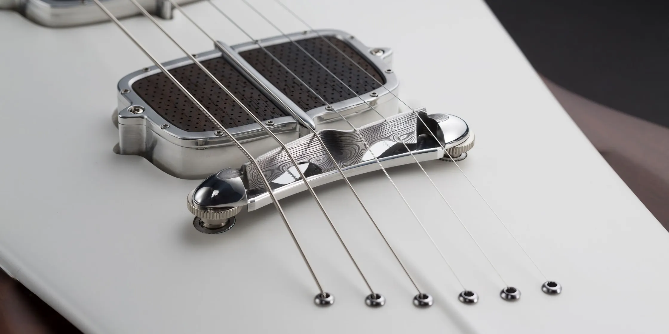 bridge and pickup on the One piece master II guitar