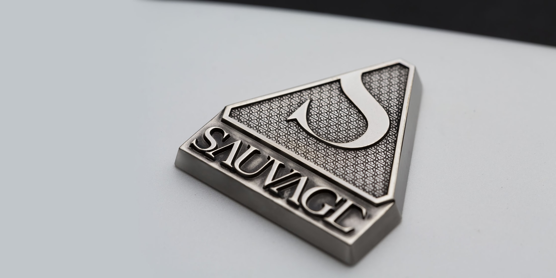 Sauvage brand logo on the One piece master II guitar