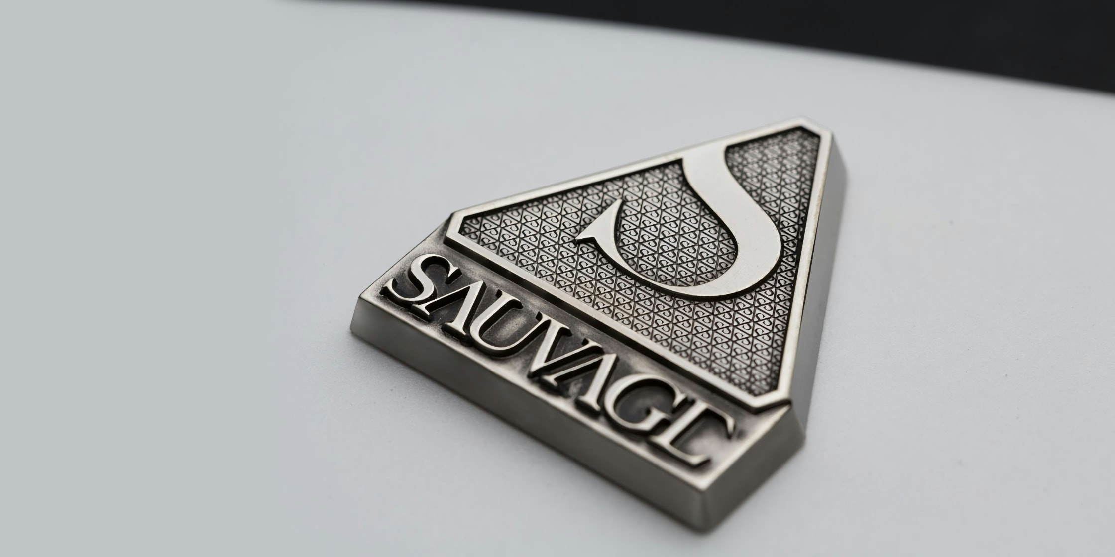 Sauvage brand logo on the One piece master II guitar
