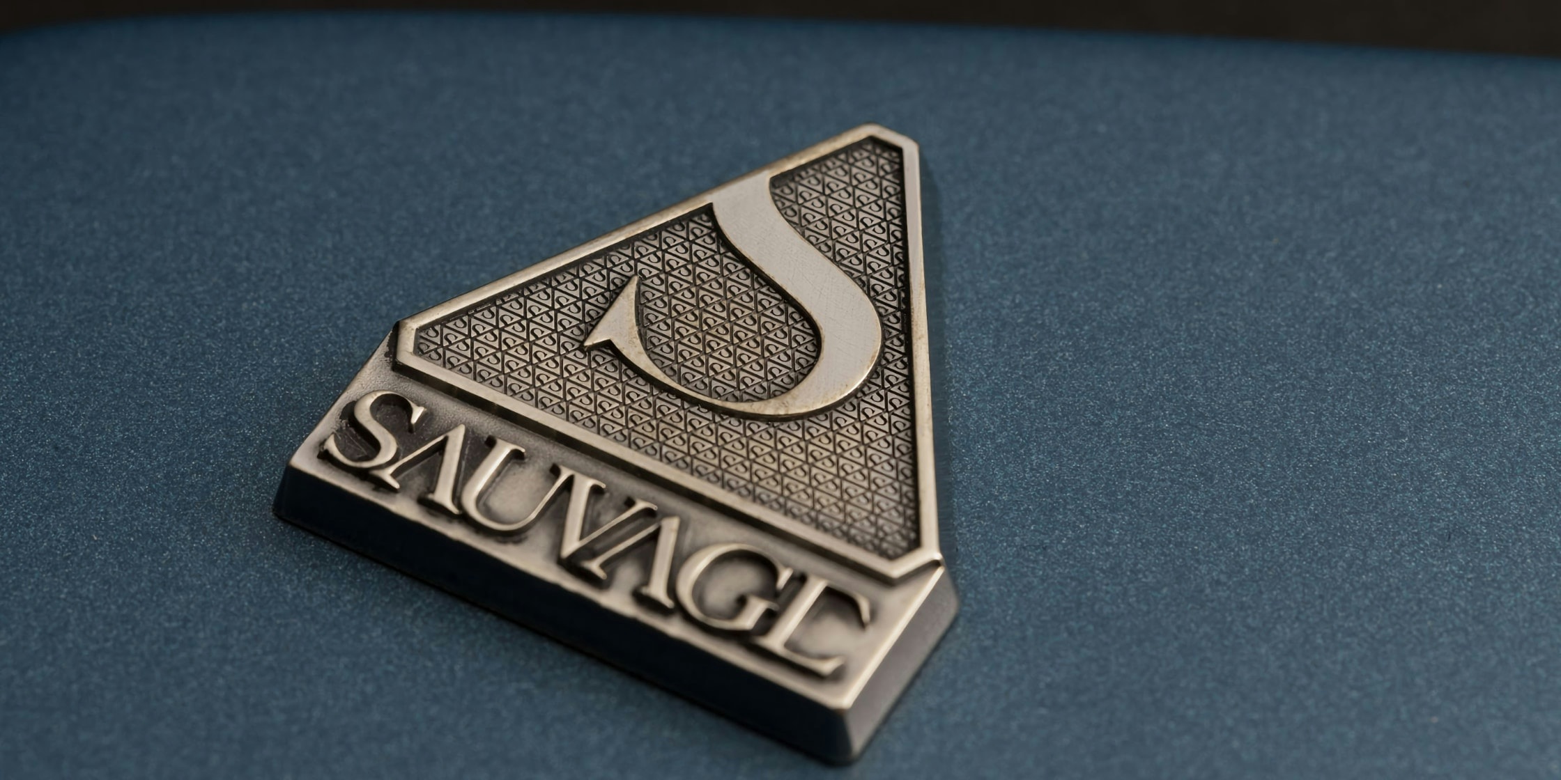 Sauvage brand logo on the One piece master III guitar