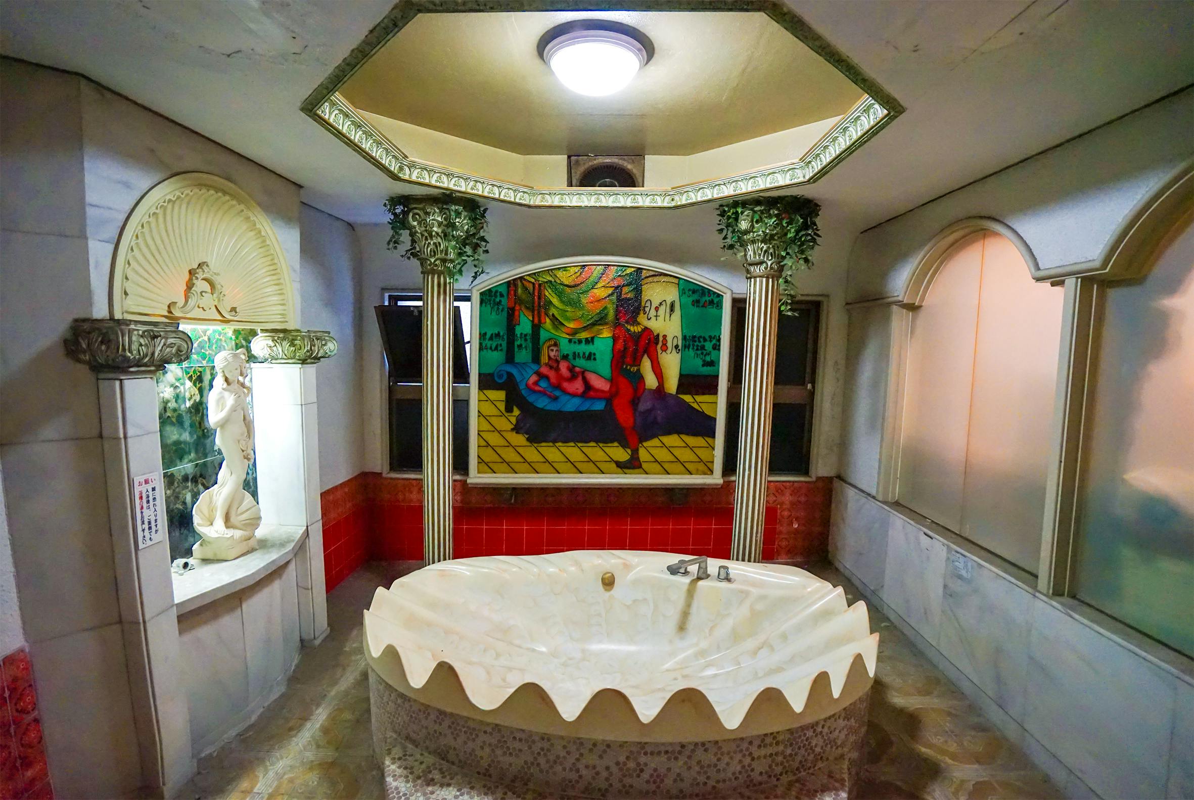 One of Chinatsu Onitsuka's photographs of a Shell Bathtub at Hotel Geihinkan Love Hotel