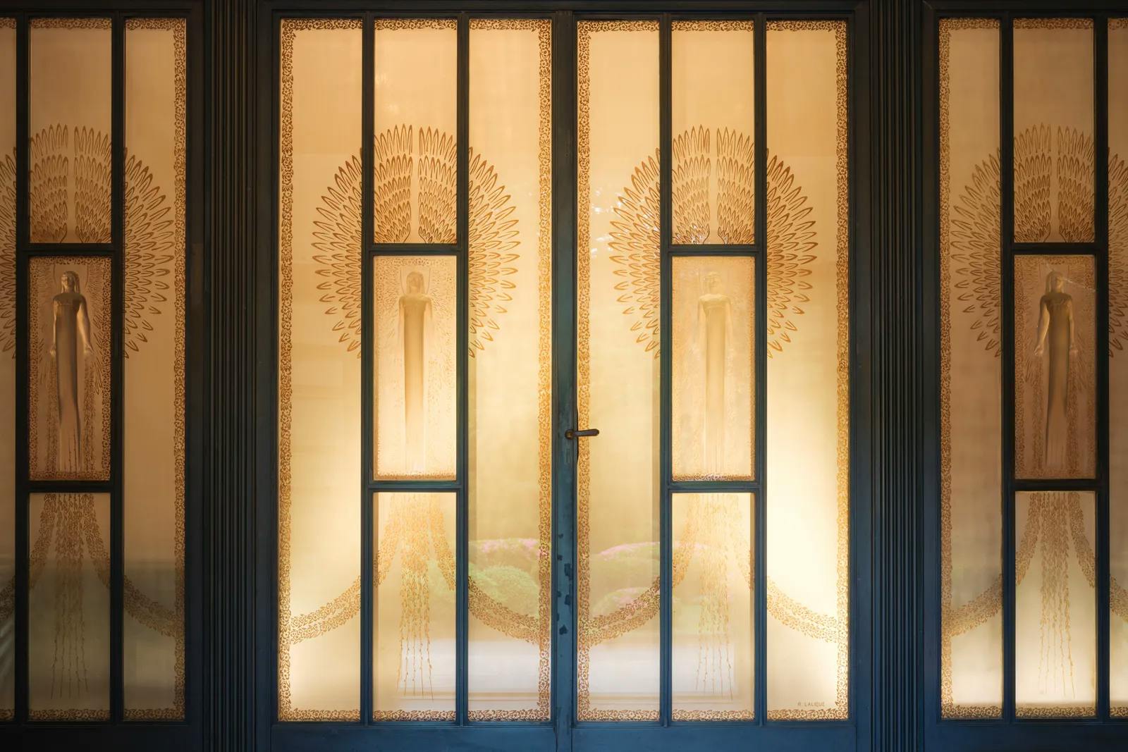 Doors by Lalique in the entrance hall of the former Asaka Palace Main Building | Photo credit: Ookura Hideki