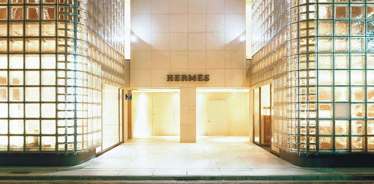 The entrance to the Hermes Ginza Tokyo Headquarters by Renzo Piano and Takenaka Corporation