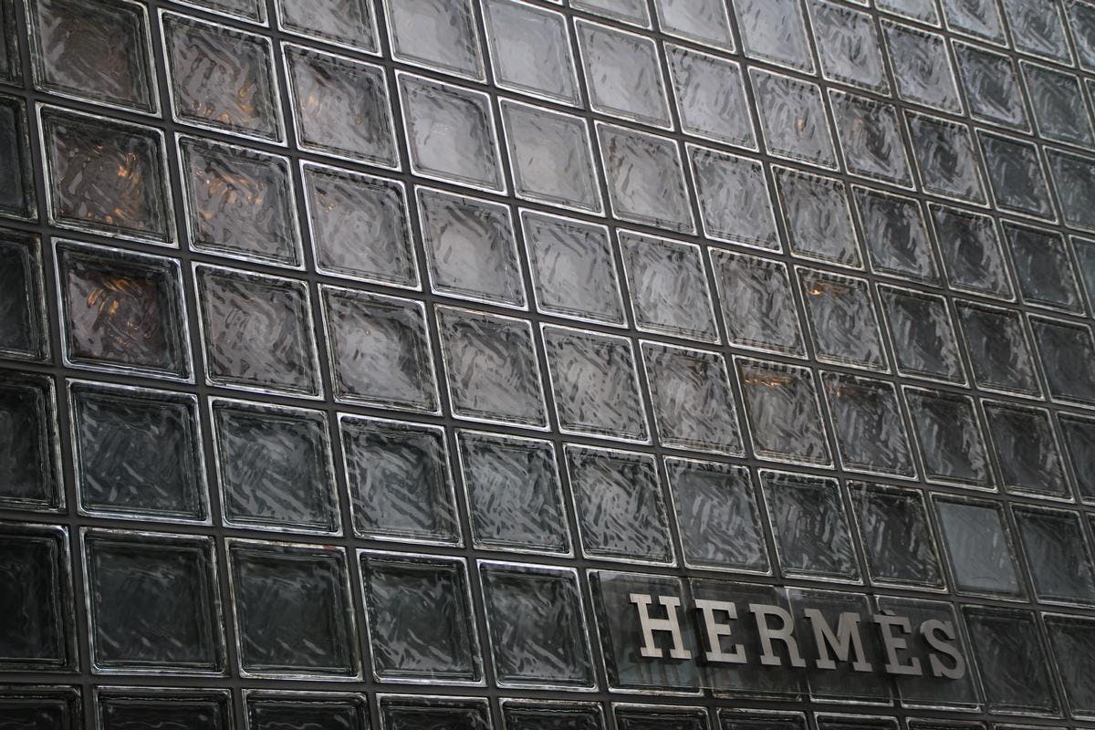 The glass façade of the Hermes Ginza Tokyo Headquarters by Renzo Piano and Takenaka Corporation