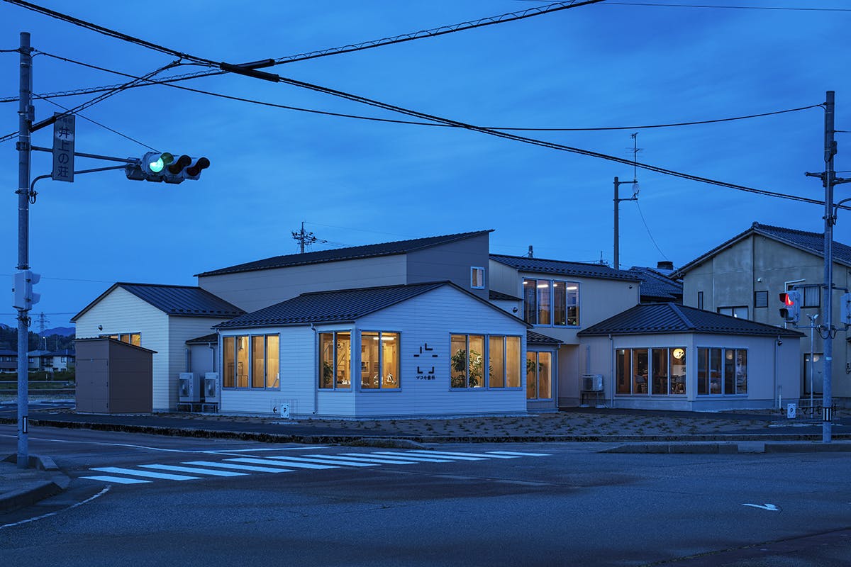 The night time exterior of Domae Dental Clinic Designed by Jo Nagasaka / Schemata Architects