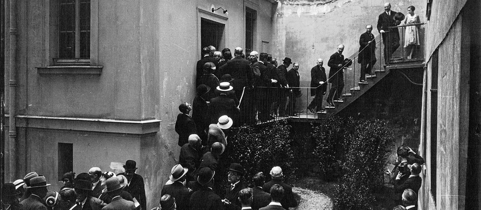 Guests visiting Musée Delacroix, date unknown.