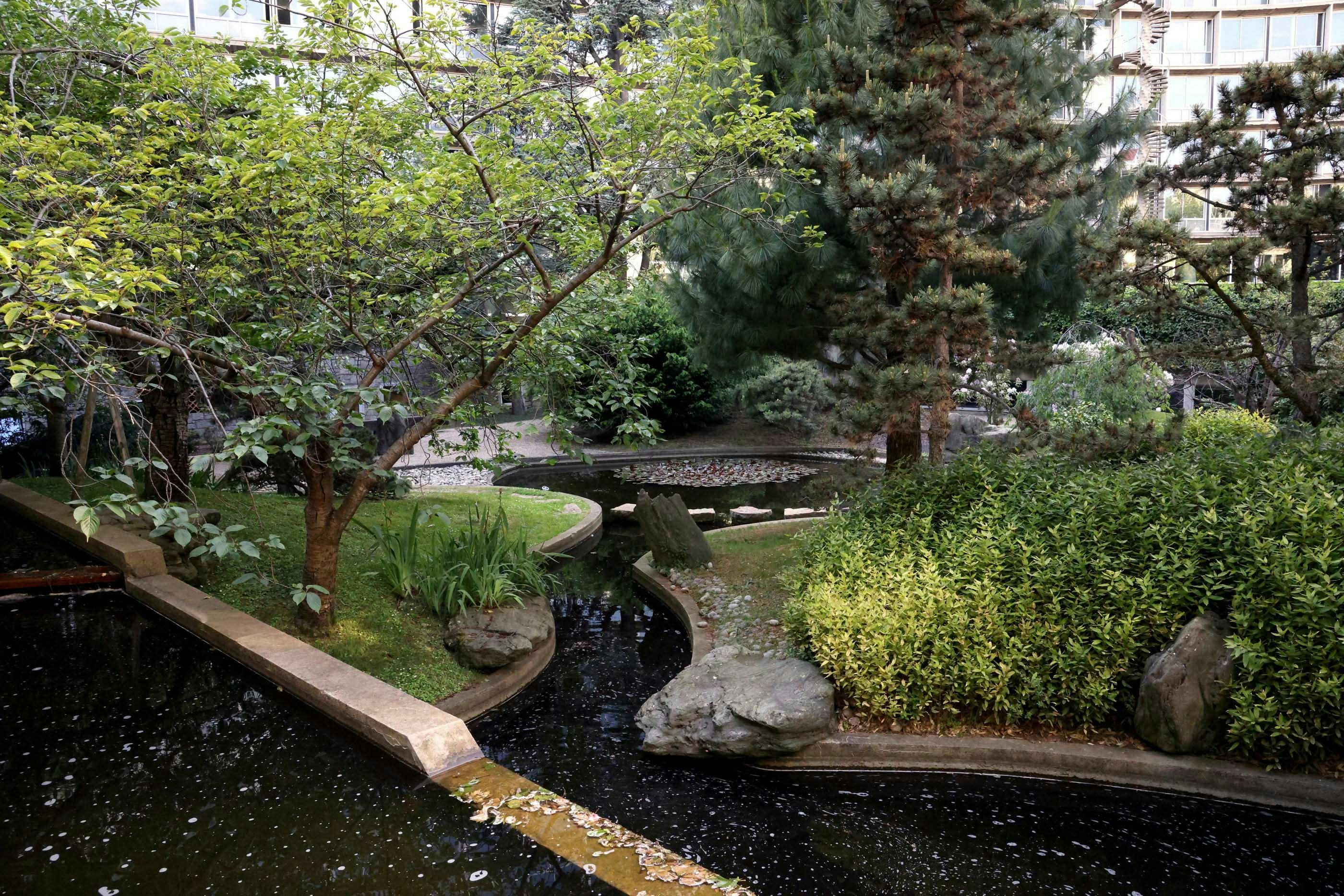 Noguchi proposed a grander vision for the unplanned space between the porch and the adjacent Building 3. To complement the delegates’ patio, itself inspired by the communal experience of the Japanese tea ceremony, Noguchi planned something “in the spirit of” a Japanese garden, composed of rock formations (collected at different sites in Japan), ponds, and plantings all linked by a gently sloping path influenced by a feature of kabuki theater. 