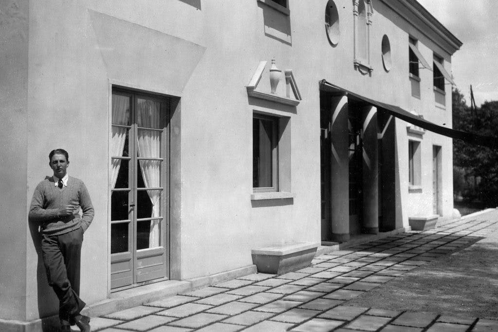 Gio Ponti in front of l'Ange Volant in 1928.