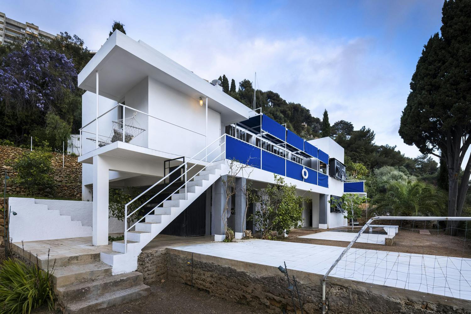 Gray and Badovici separated shortly after the house was completed. Le Corbusier visited the house several times during the 1930s and lived in the house for long periods during 1937 and 1938.