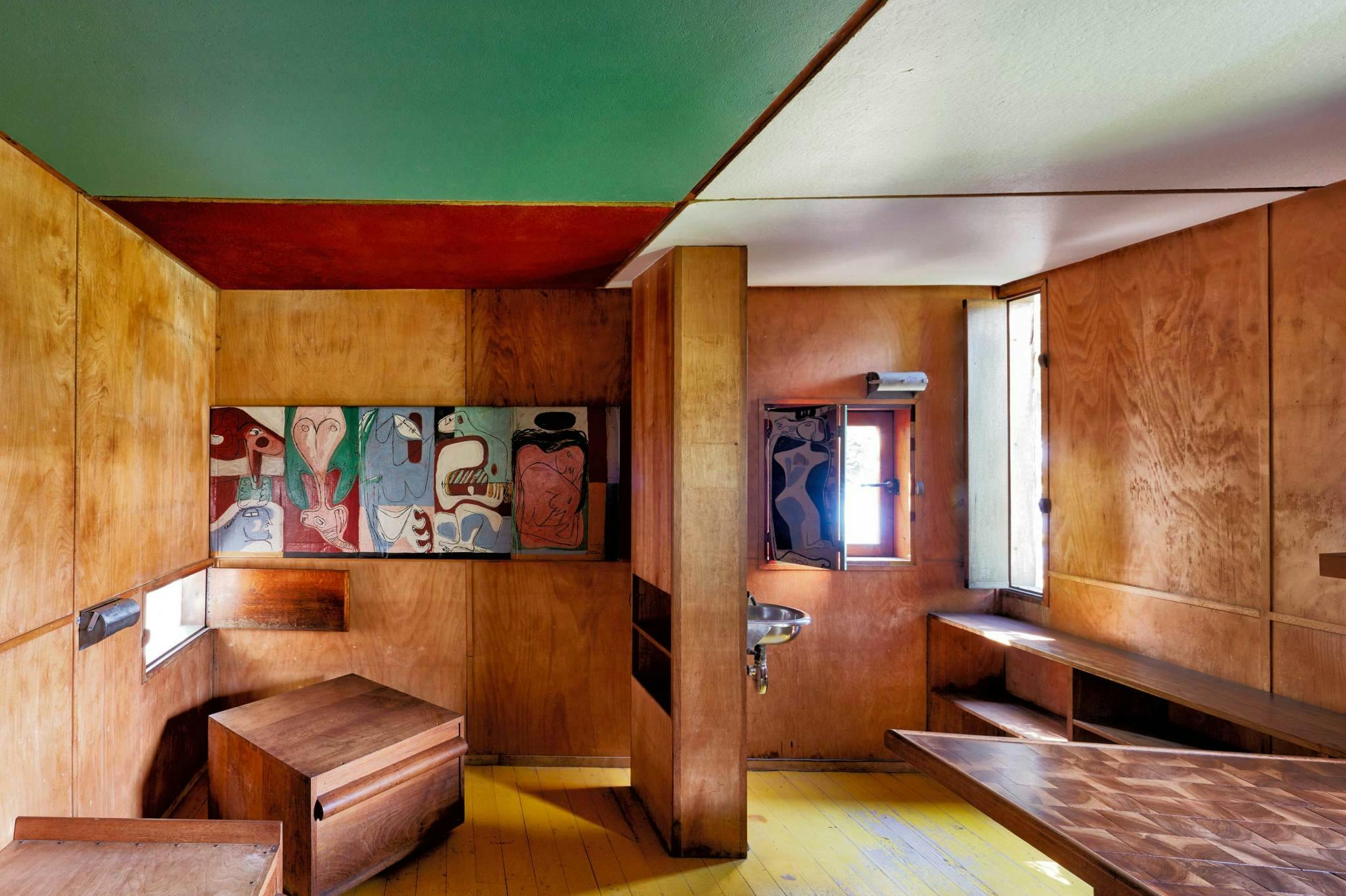 Le Corbusier prophetically said of his cabin: “I’m so comfortable [...] that I’ll probably end my days here”, which he did in the summer of 1965. Aged 77, he defined his doctor's orders and went for his last daily swim in the Mediterranean Sea, where he died of a heart attack in the water.