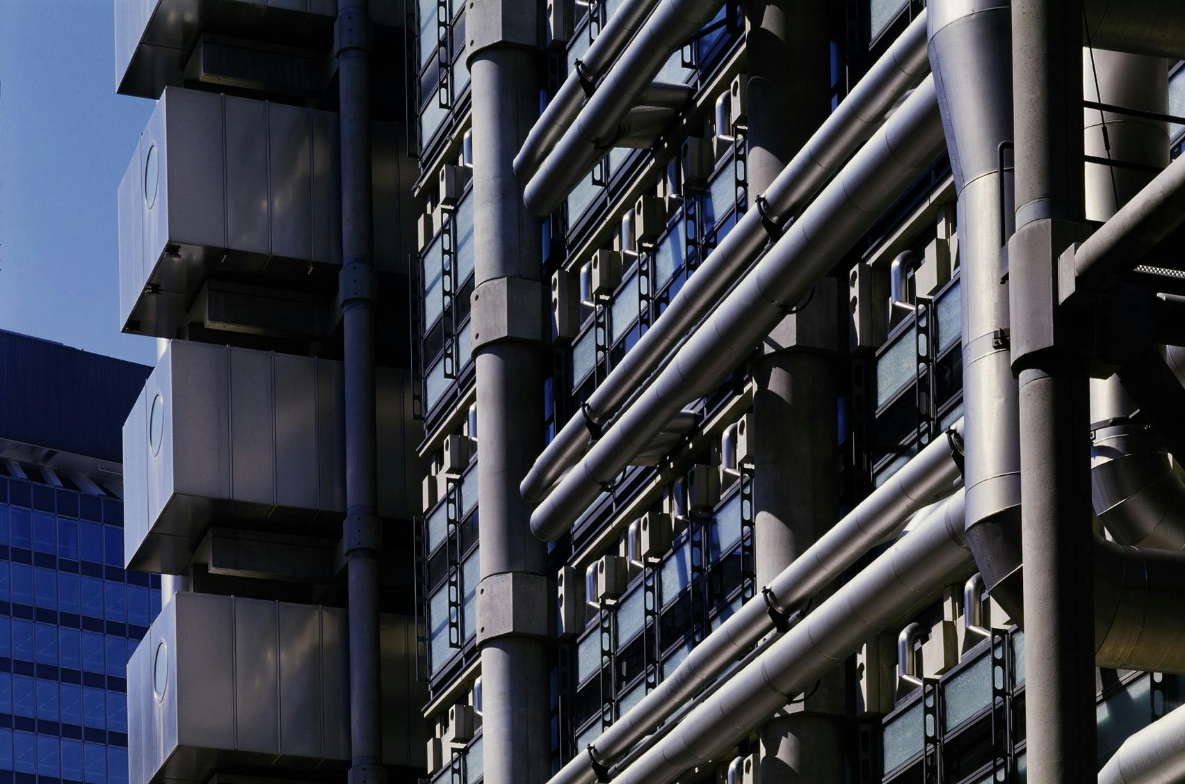 Despite its bold, industrial look, the building seamlessly integrates into the historic fabric of the City of London, standing as a testament to the creative vision of Richard Rogers and the enduring legacy of modern architecture.