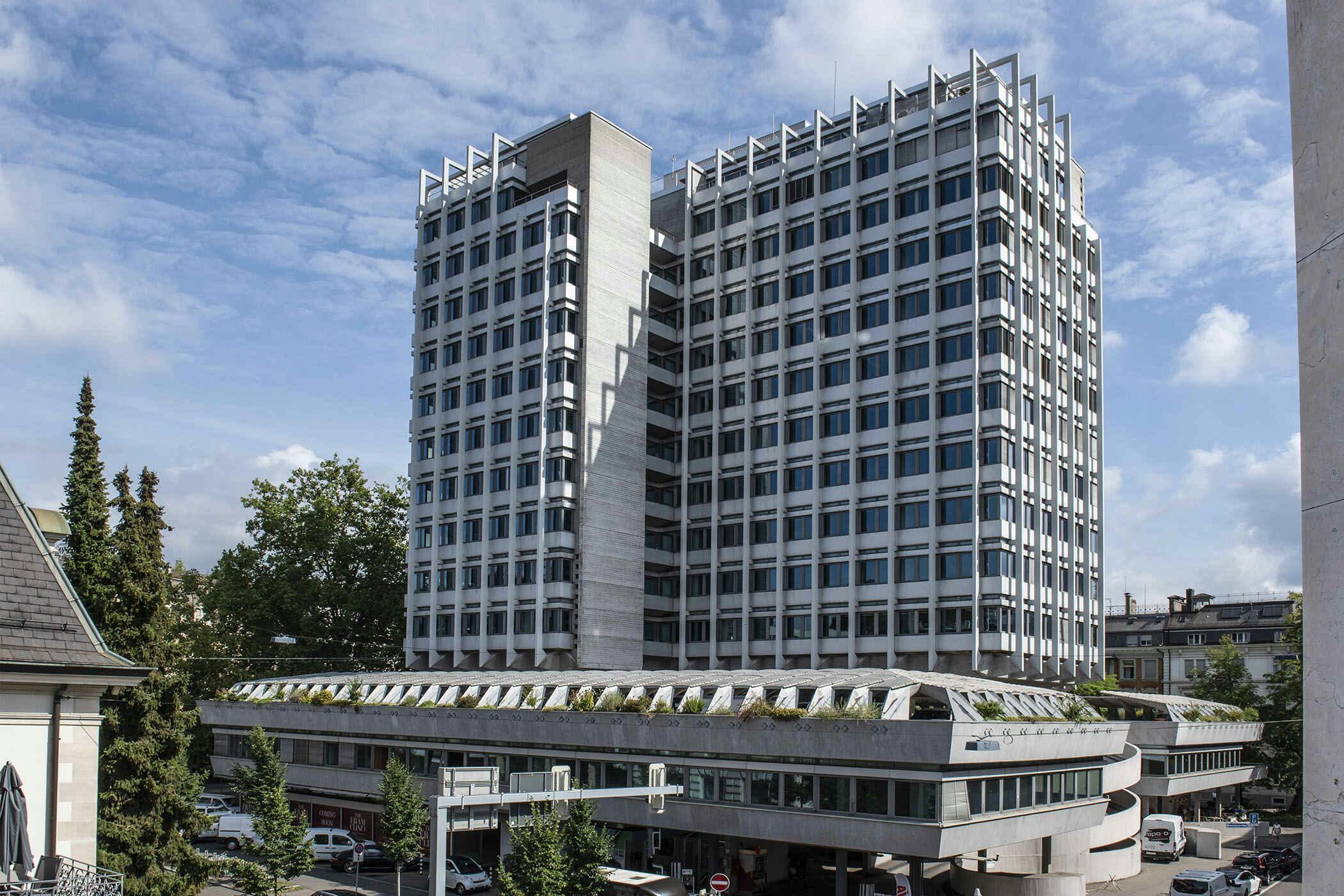  The building is located on Bleicherweg, a key thoroughfare connecting the central Bahnhofstrasse area with Lake Zürich. Its proximity to major financial institutions and other important landmarks makes it an important part of Zürich's urban fabric.