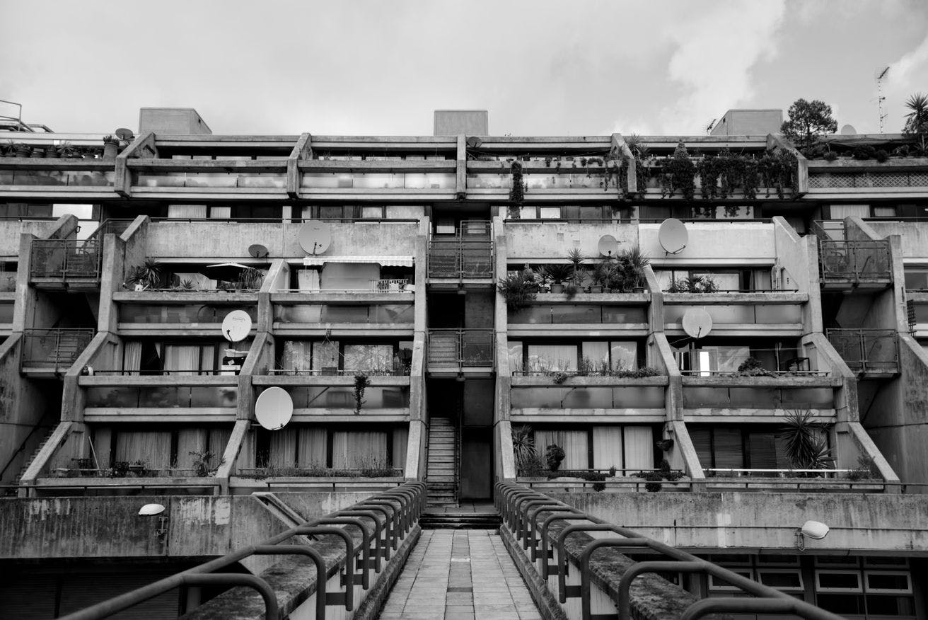 The estate features a number of shared amenities, including a community center, a school, and public gardens. The wide pedestrian pathways between buildings were designed to encourage community interaction, unlike the isolating nature of tower blocks.