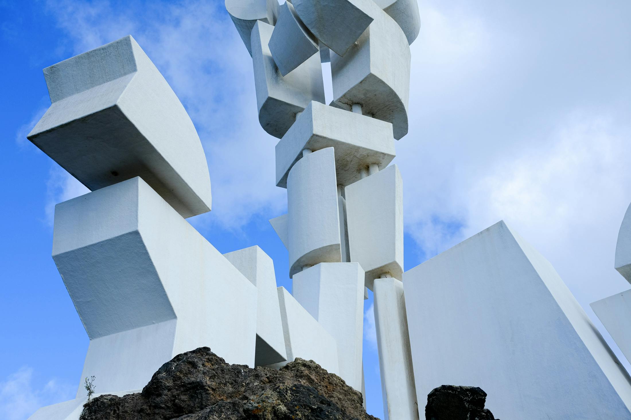 The prominent white sculpture at the Casa Museo del Campesino is a 15-meter-high monument dedicated to the island's farm workers. This striking piece symbolizes the importance and resilience of rural life on Lanzarote