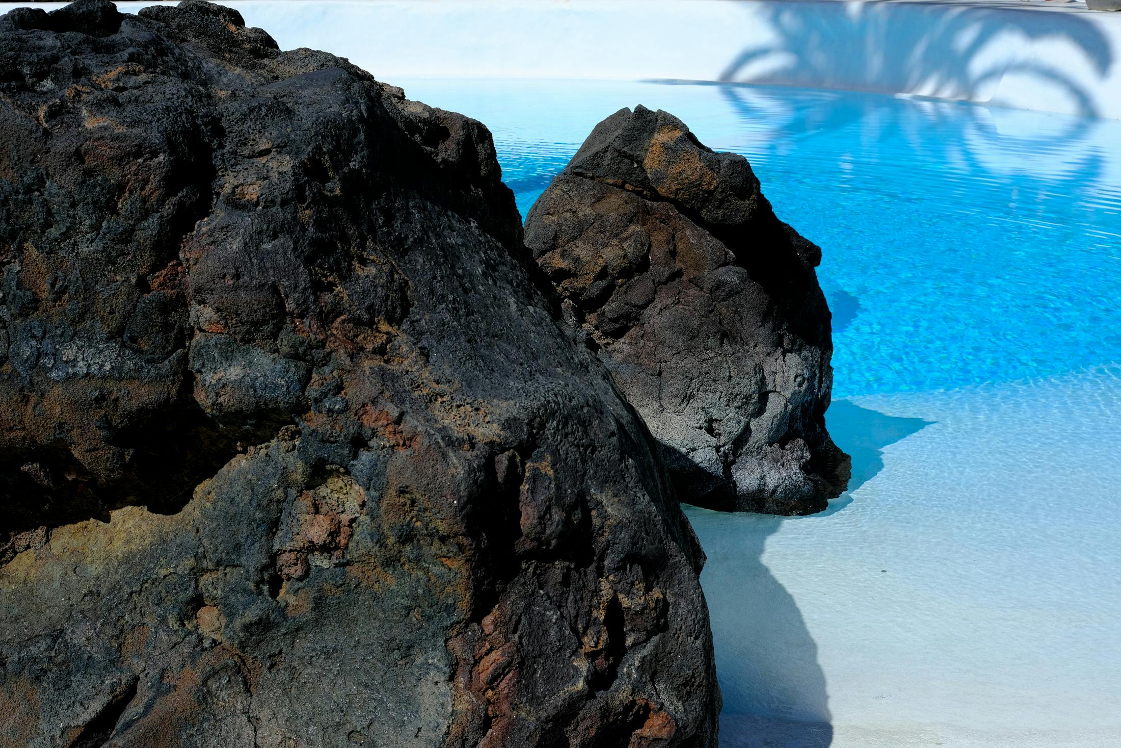 Jameos del Agua is located on the northern coast of Lanzarote, within the municipality of Haría. It is part of the larger volcanic tube system that originates from the Monte Corona volcano.