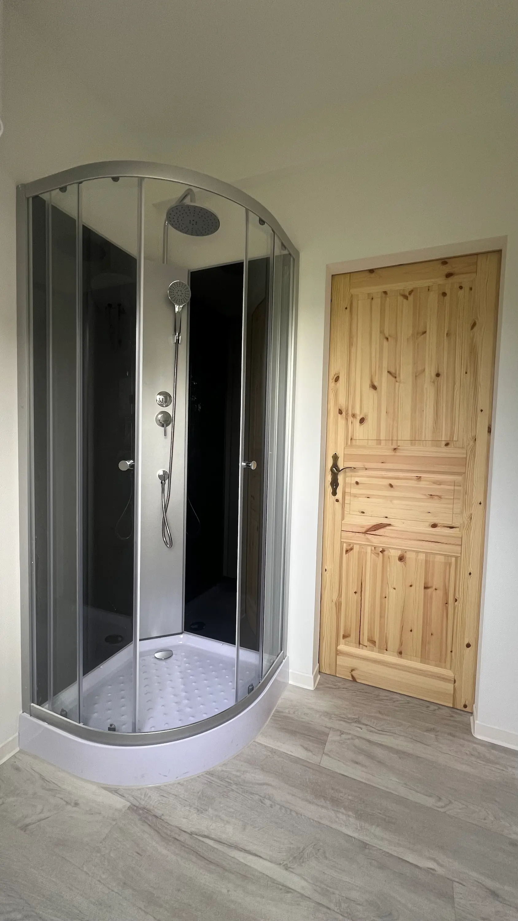 Bad des Tiny Haus mit Dusche in der Ecke