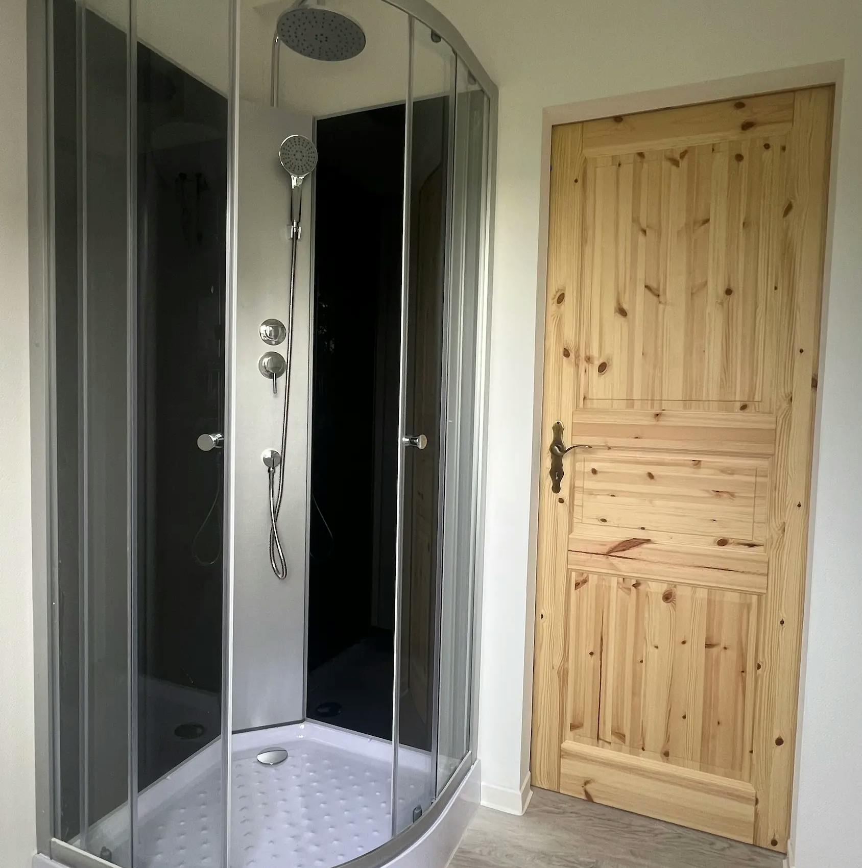 Bad des Tiny Haus mit Dusche in der Ecke