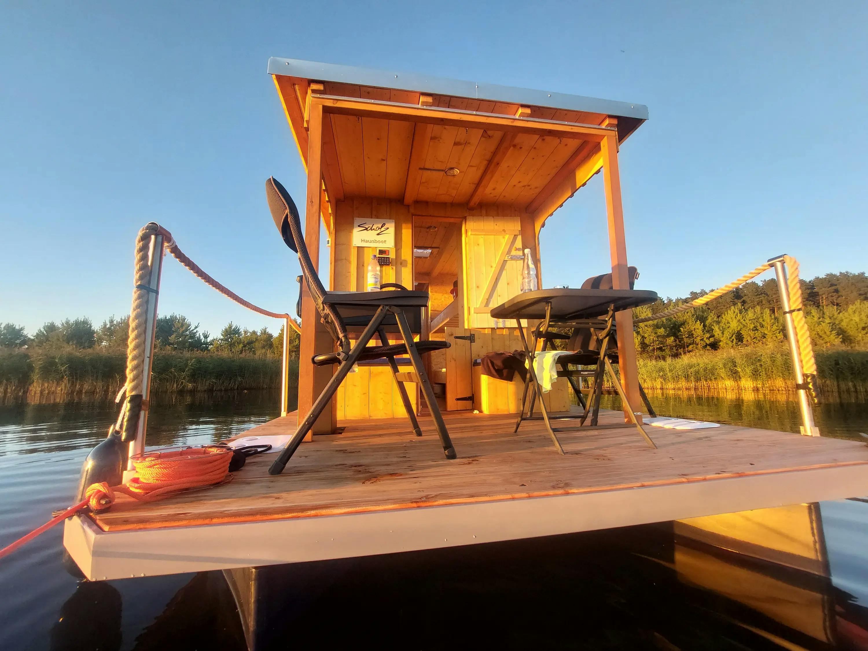 Terasse auf dem Hausboot mit Gartenstühlen