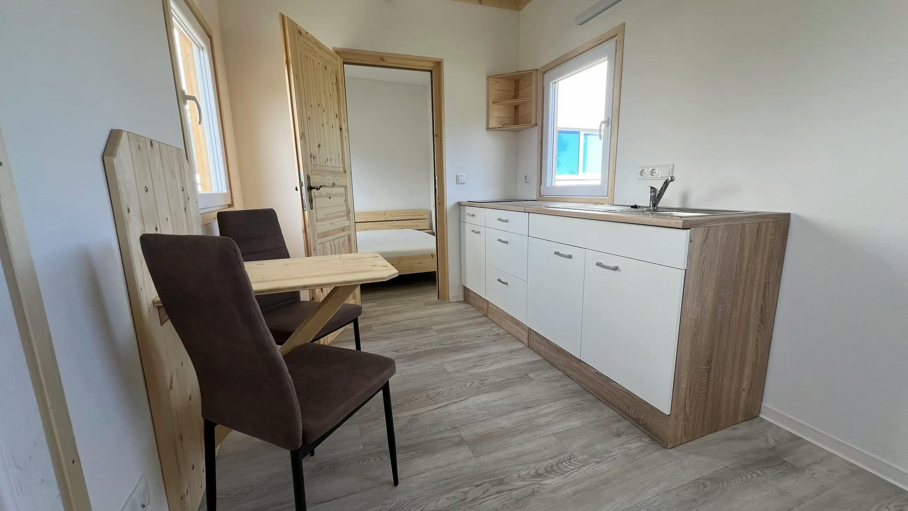 Innenraum Tiny Haus mit Holzmöbeln und kleinem Tisch