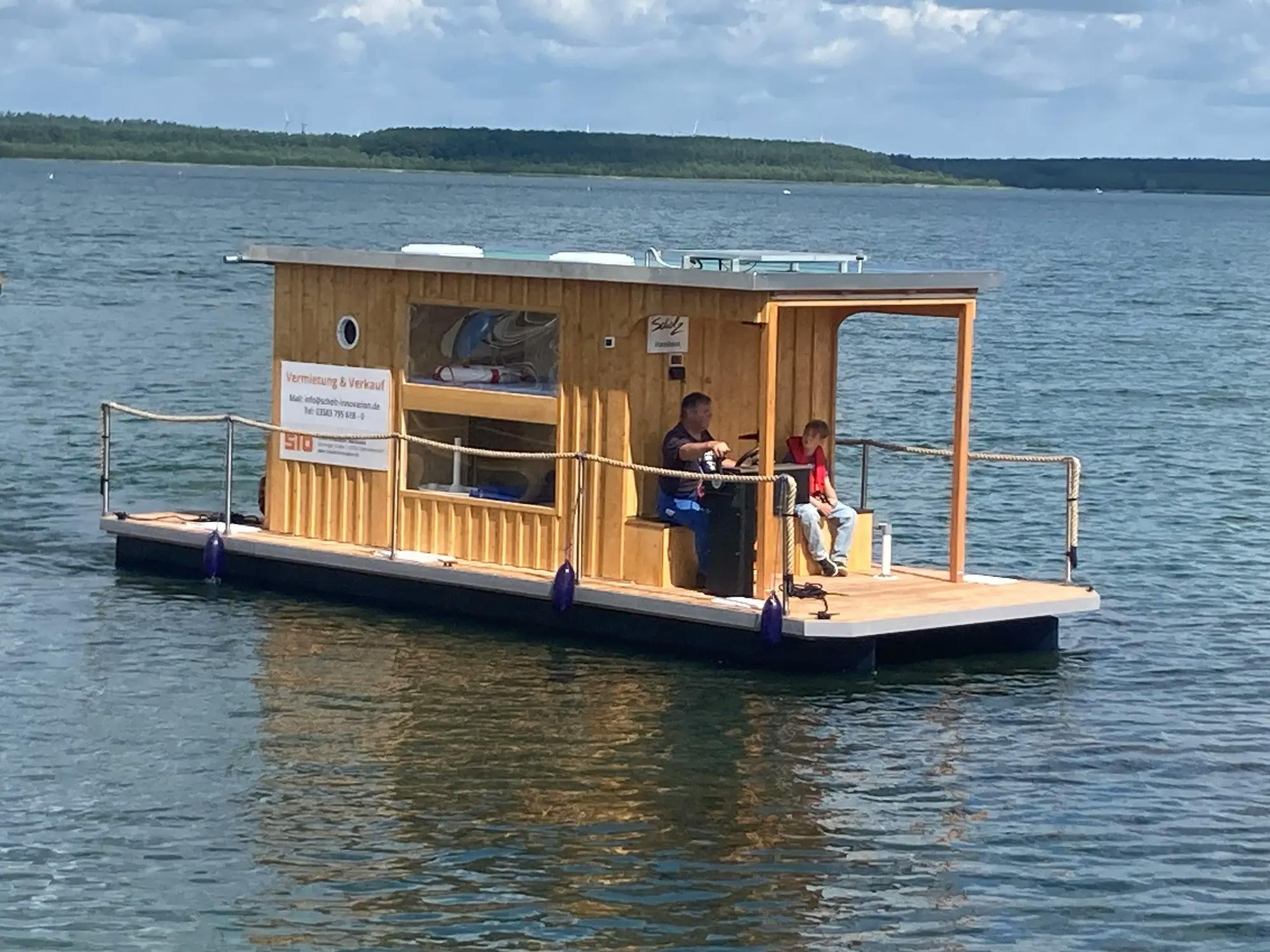 Erste Testfahrt des Hausbootes