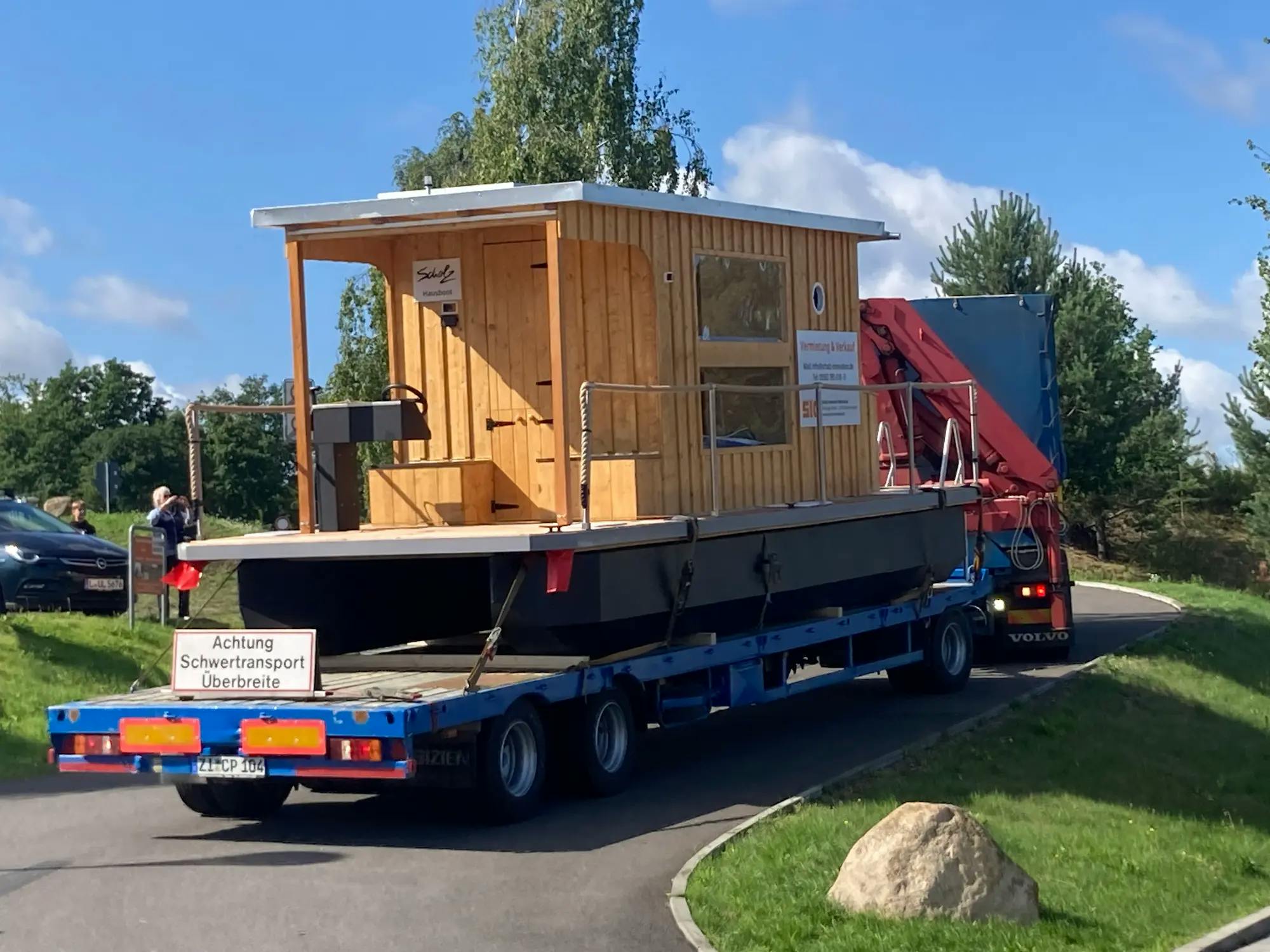 Transport eines Hausbootes.