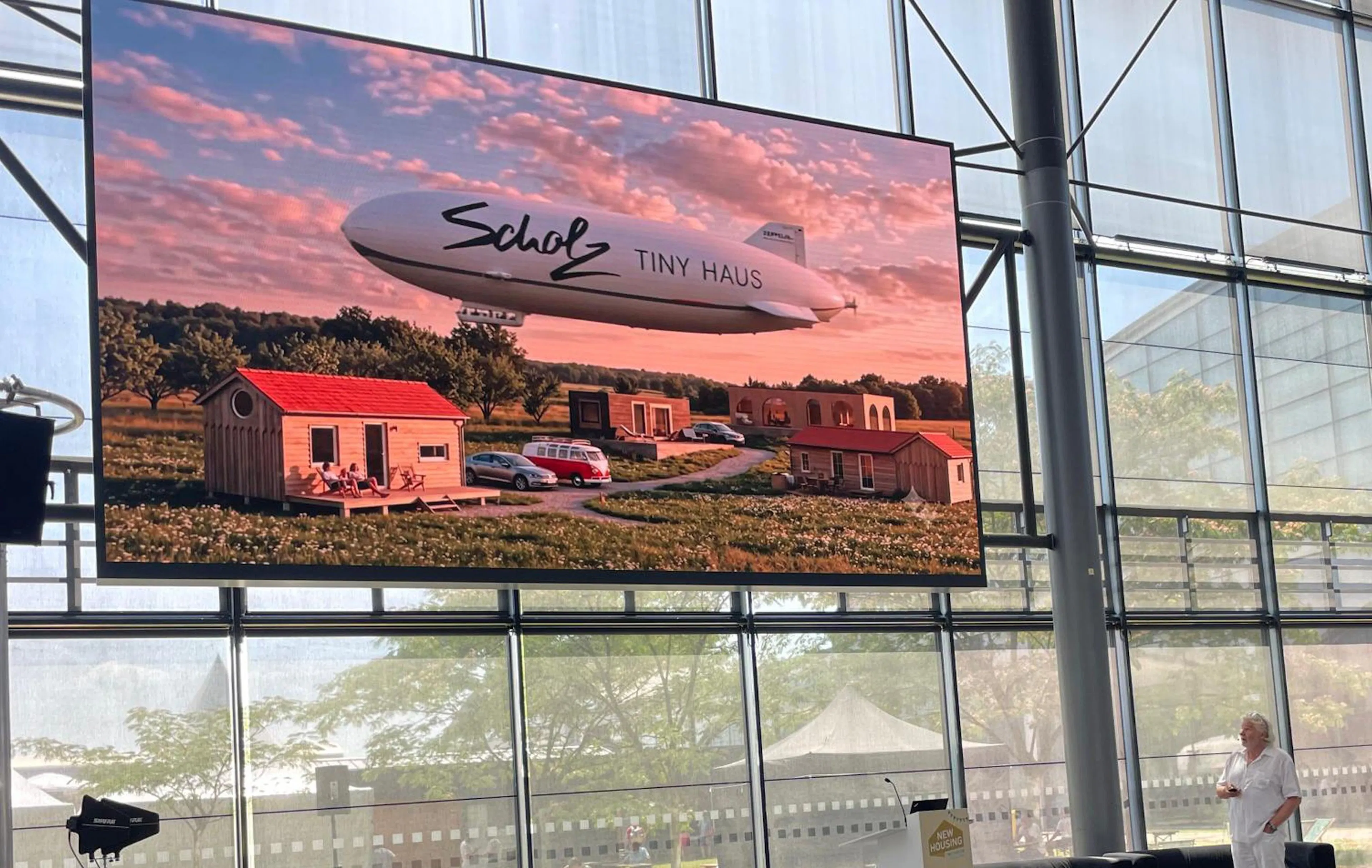 Großleinwand mit Scholz Tiny Haus Motiv auf der NEW HOUSING 2026 in Karlsruhe