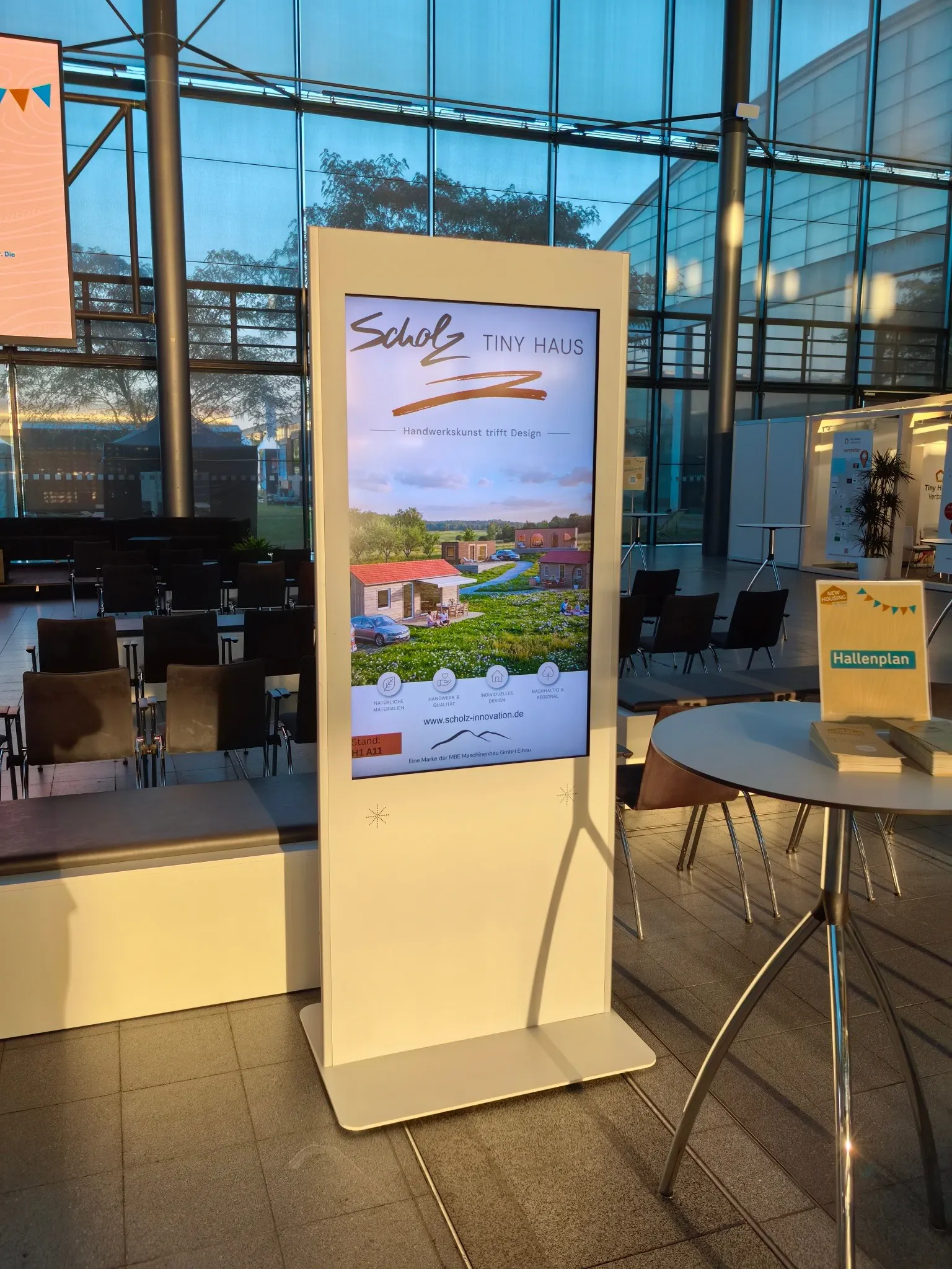 Digitale Stele mit Scholz Tiny Haus auf der NEW HOUSING 2026