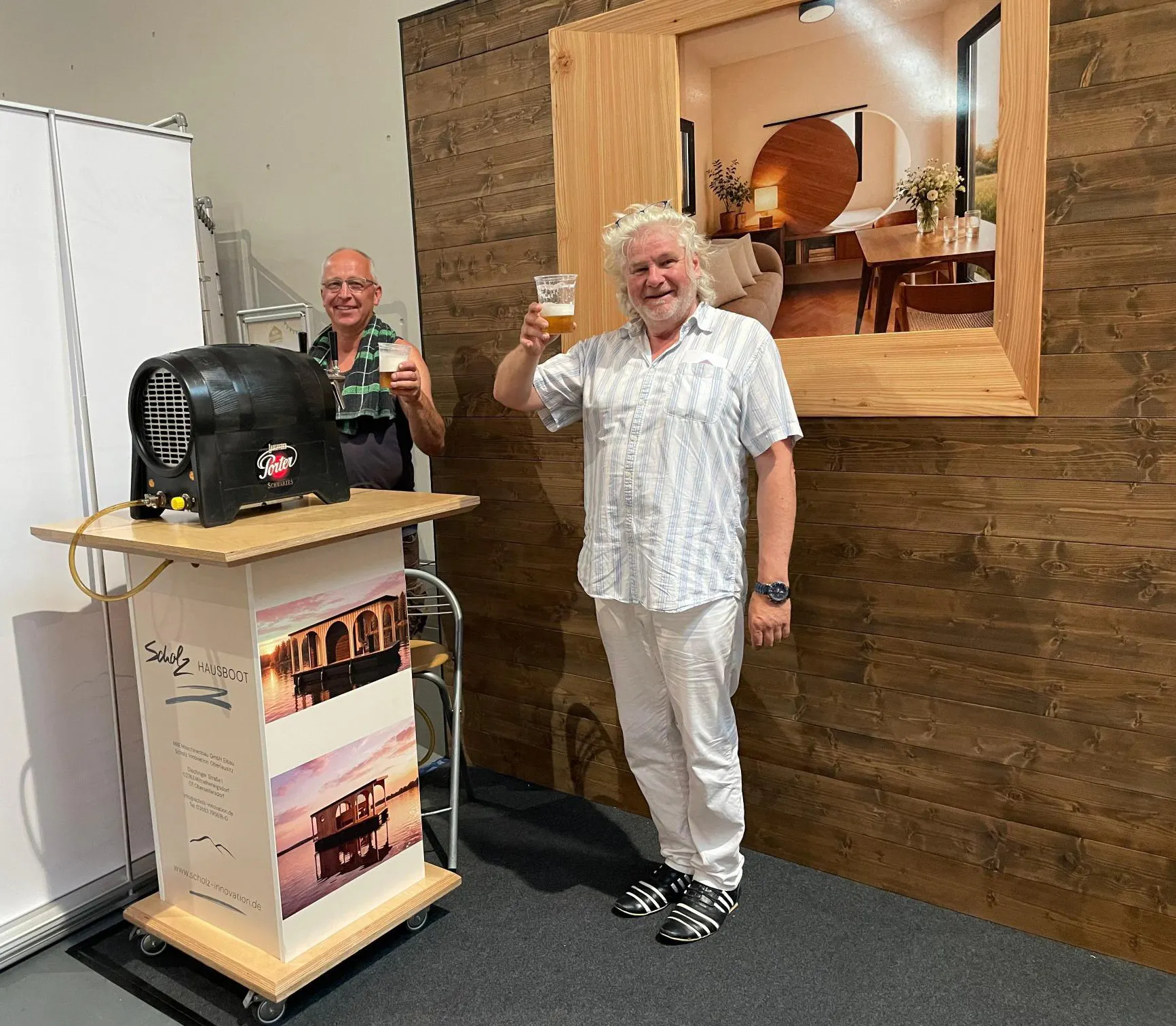 Anstoßen am Messestand von Scholz Innovation auf der NEW HOUSING 2026