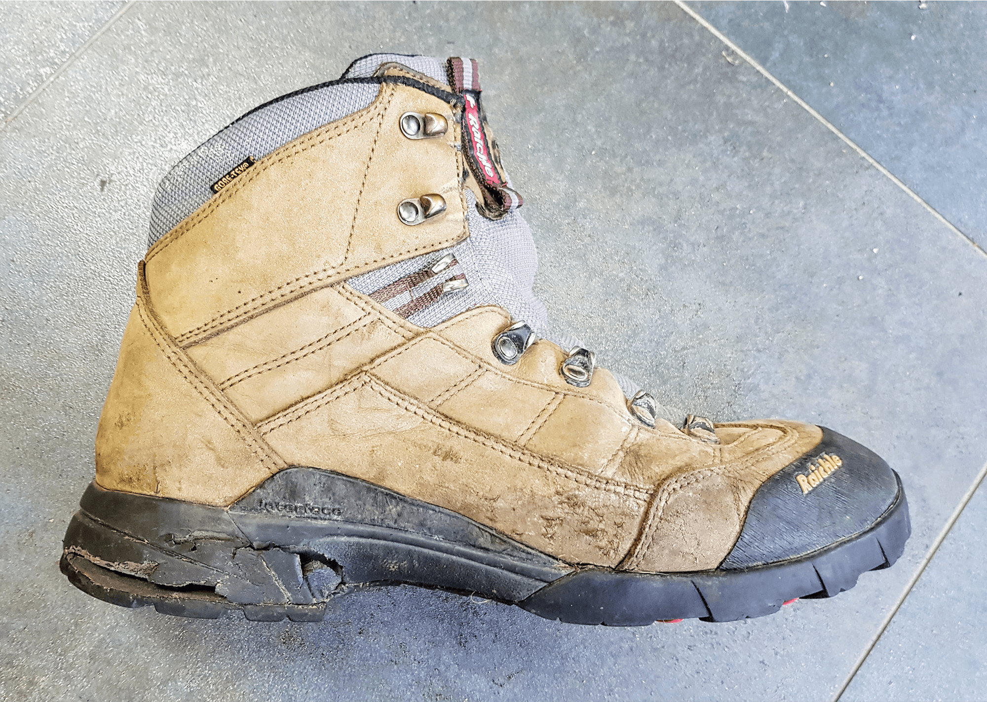 Sohle des Raichle Wanderschuhs löst sich auf