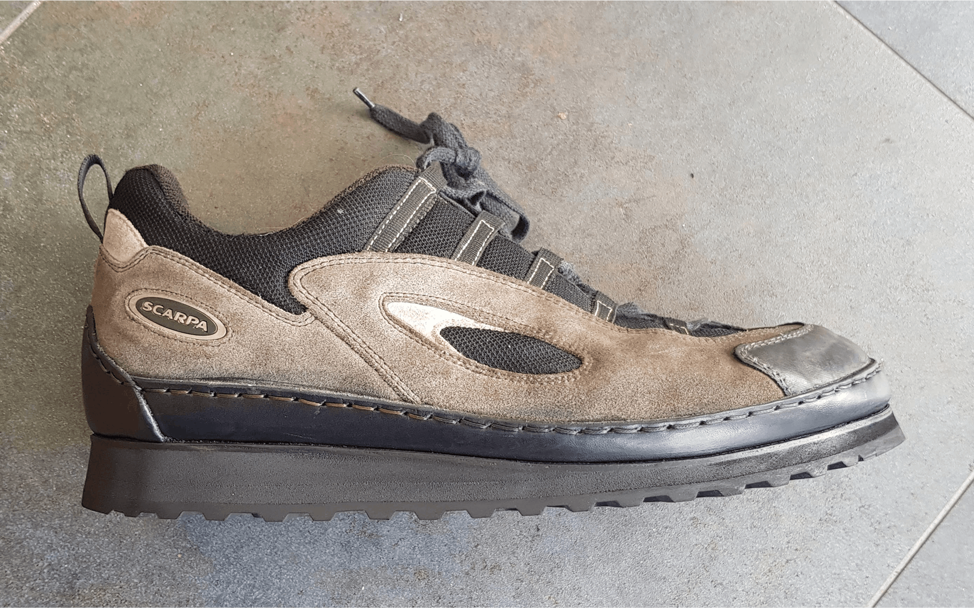 Wanderschuh mit einem neuen Gürtelstreifen