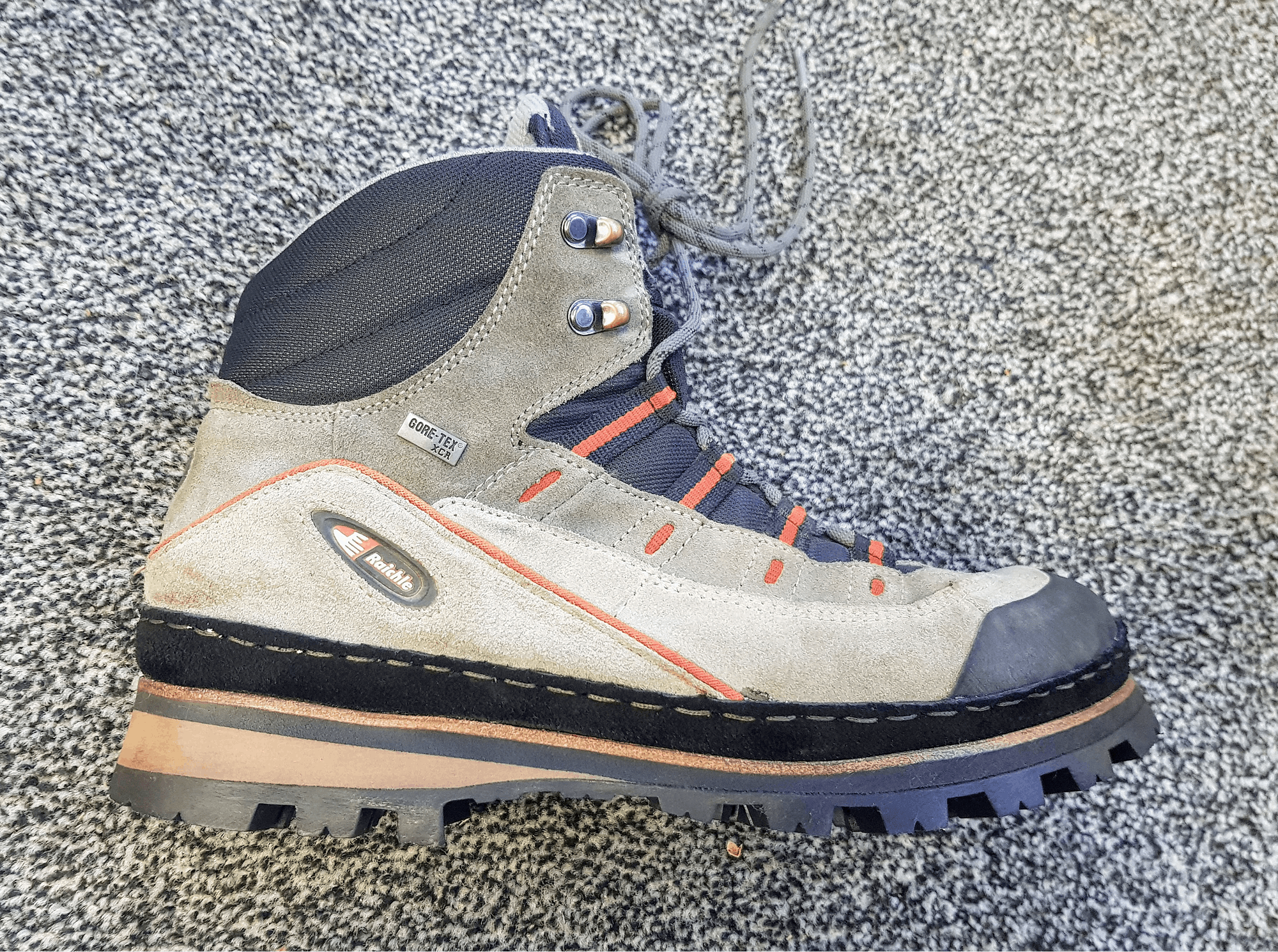 Wanderschuh mit einem Neuaufbau