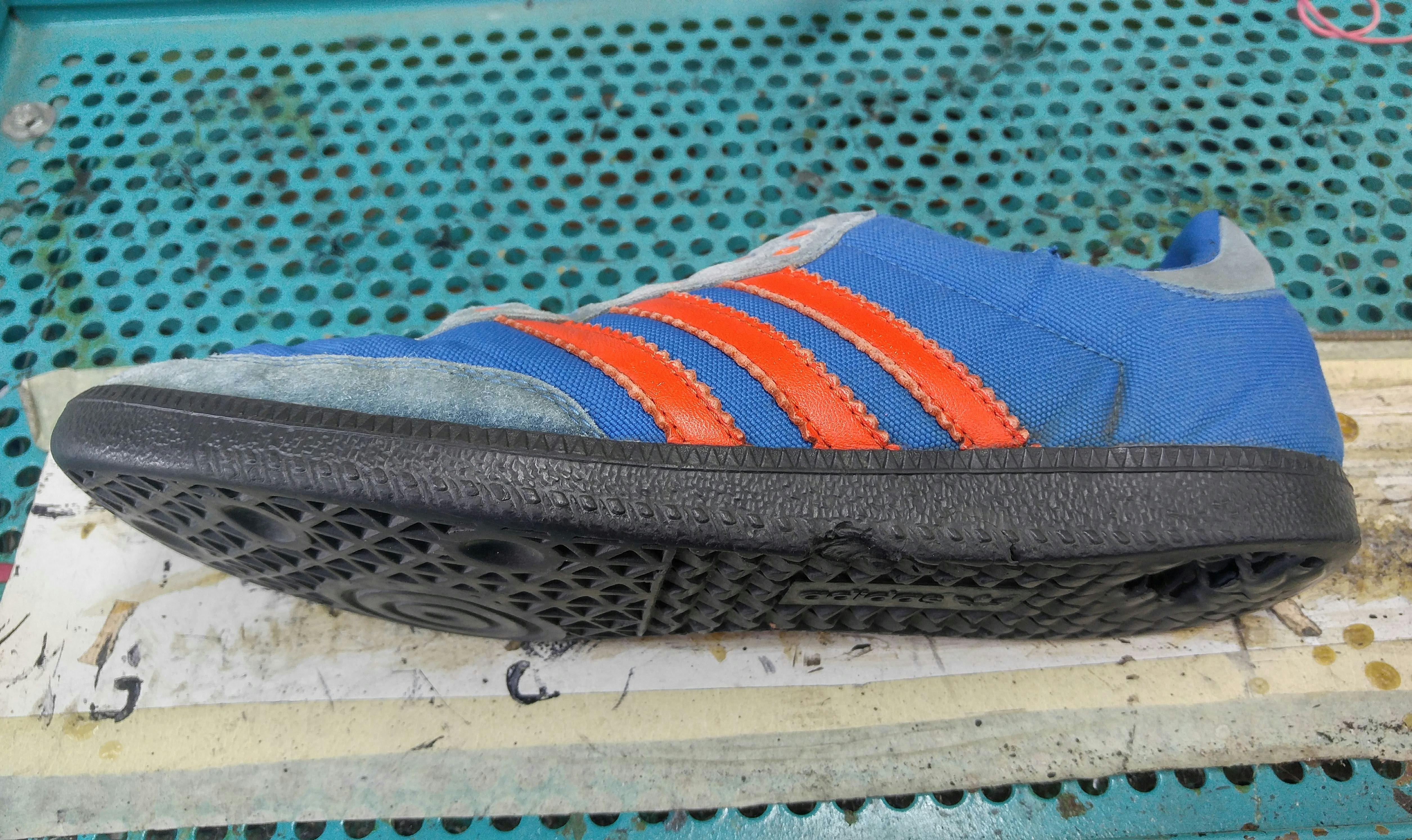 Adidas mit defekter Sohle.