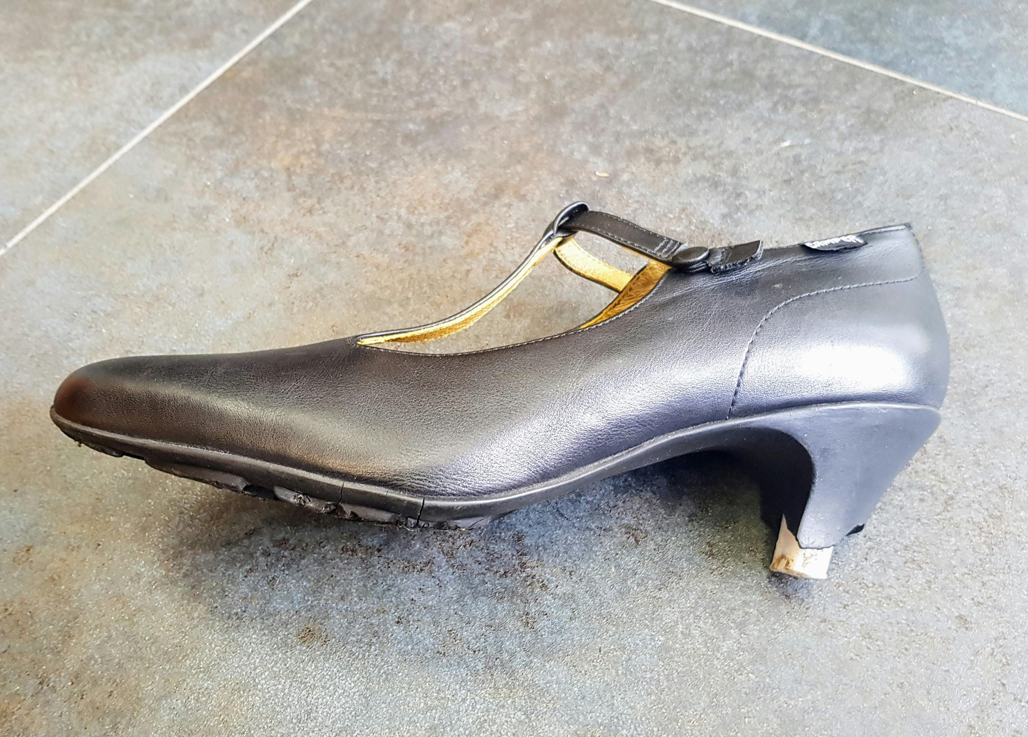 Camper Damenschuh mit zerfallener Kunststoffsohle.