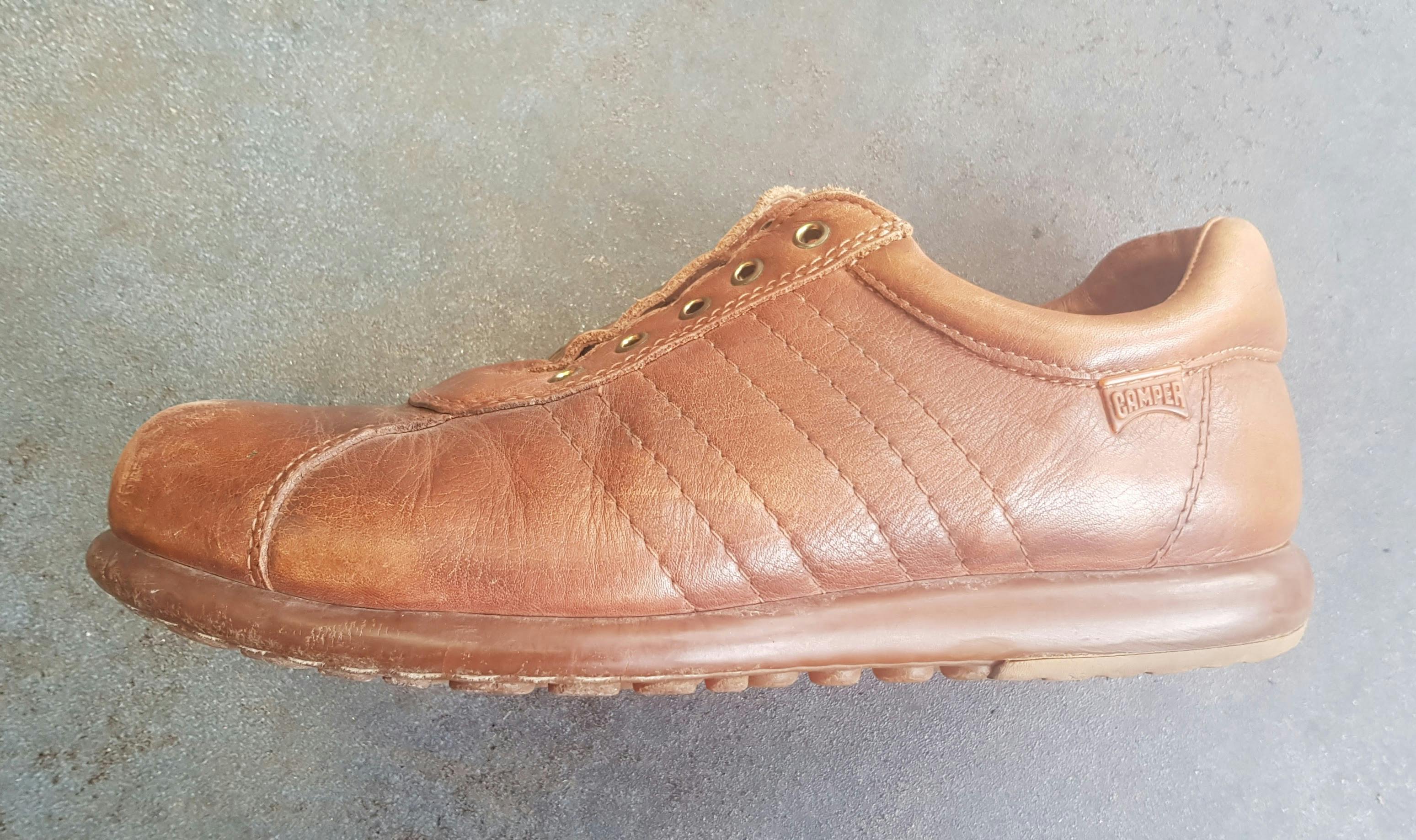 Camper Pelotas mit verhärteter, gebrochener Gummisohle.