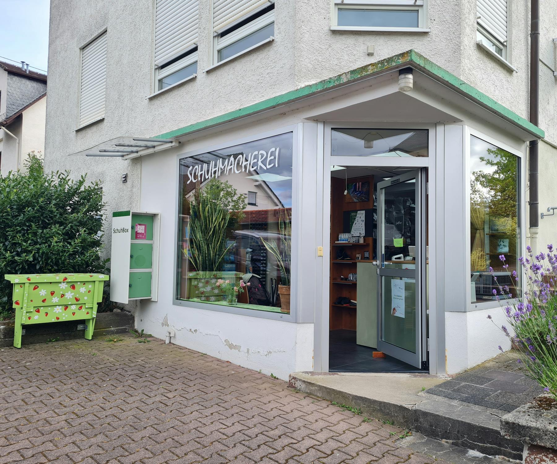 Der Eingangsbereich der Schuhmacherei Schmid