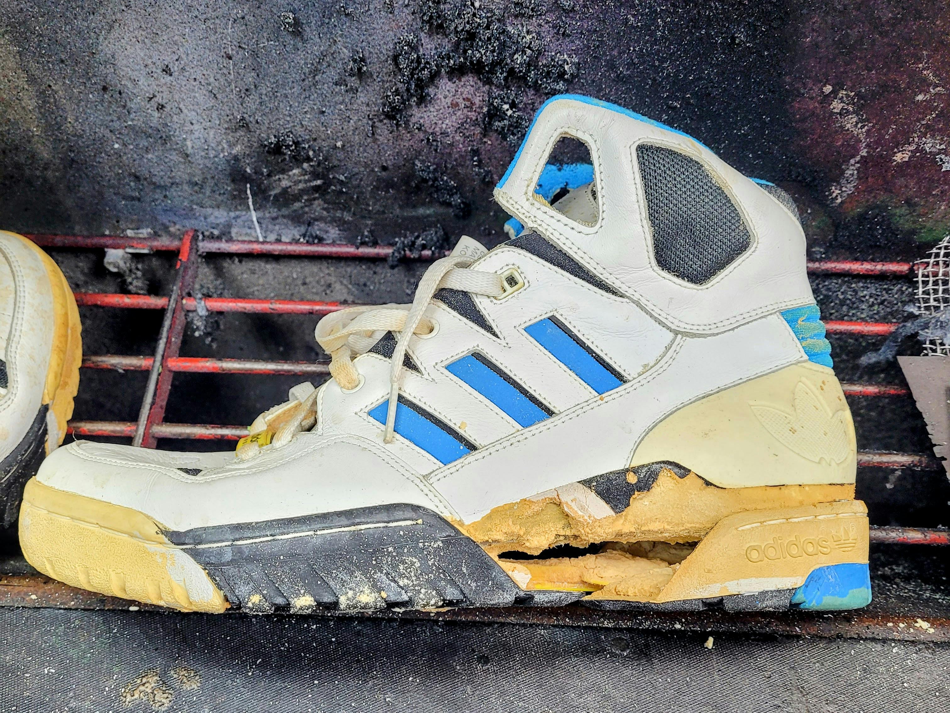 Alter Adidas mit zerbröselter Sohle!