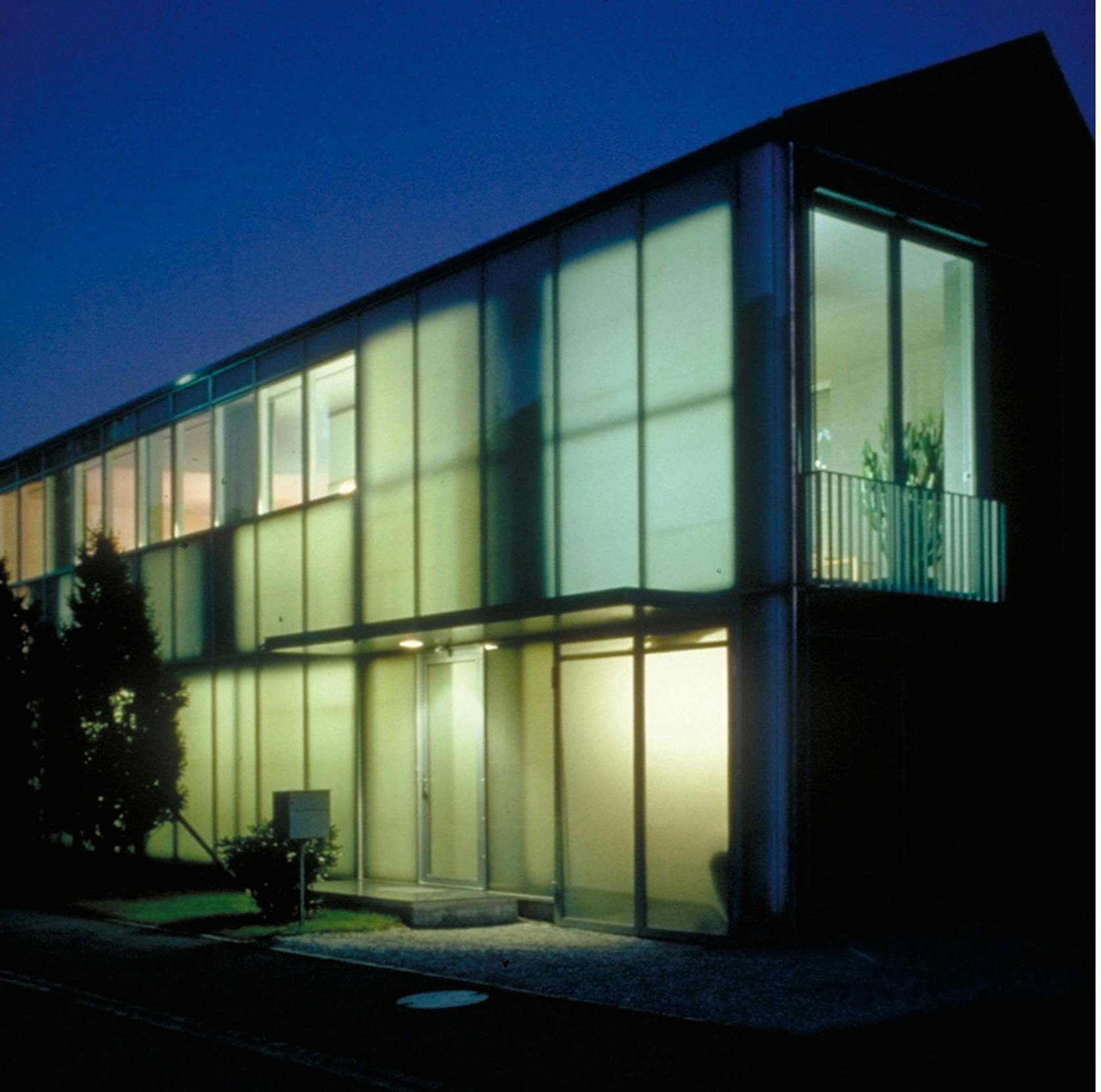 Nullenergiehaus Domat/Ems bei Nacht