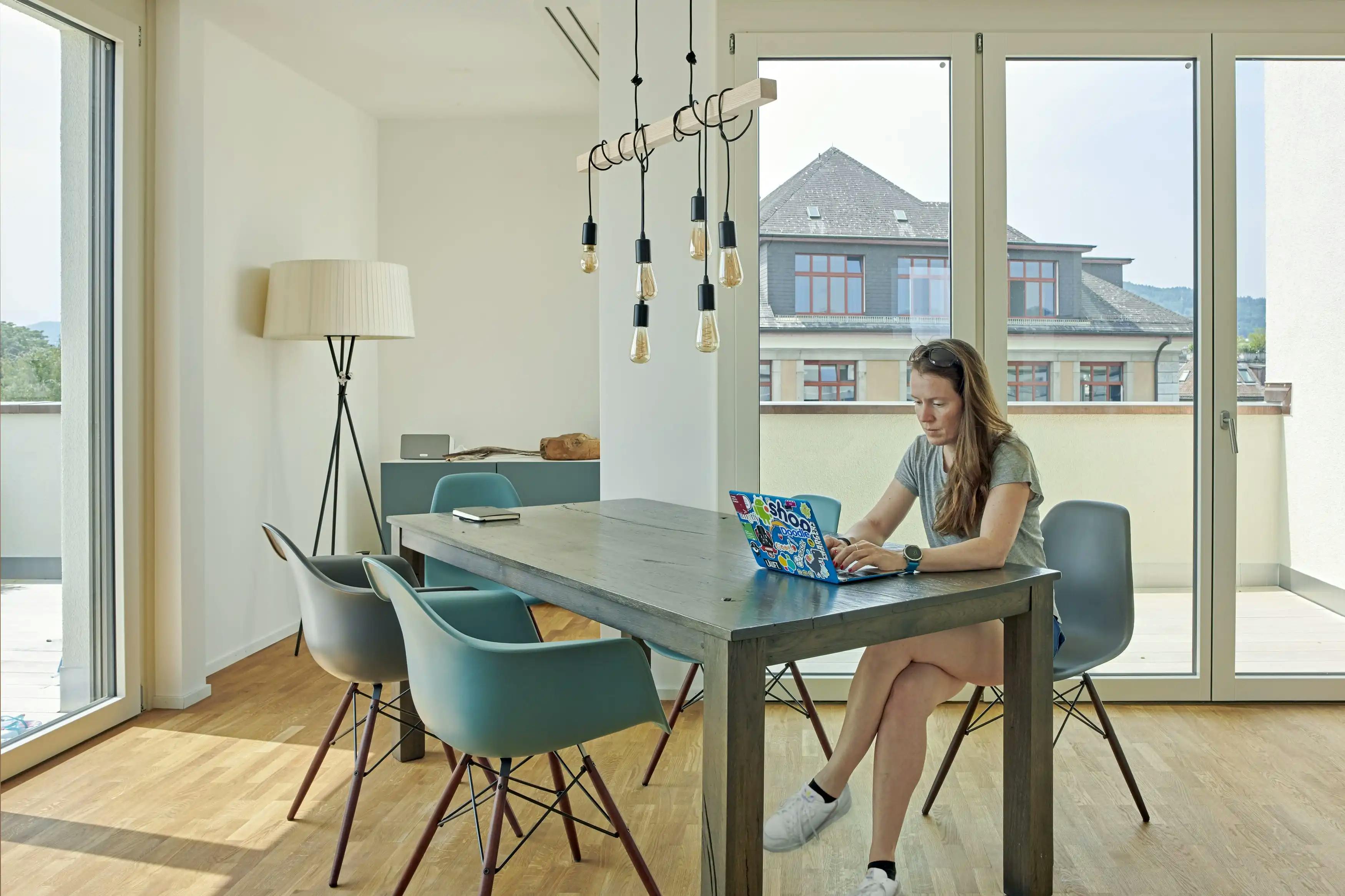 Hohlstrasse, Zürich, Person am arbeiten