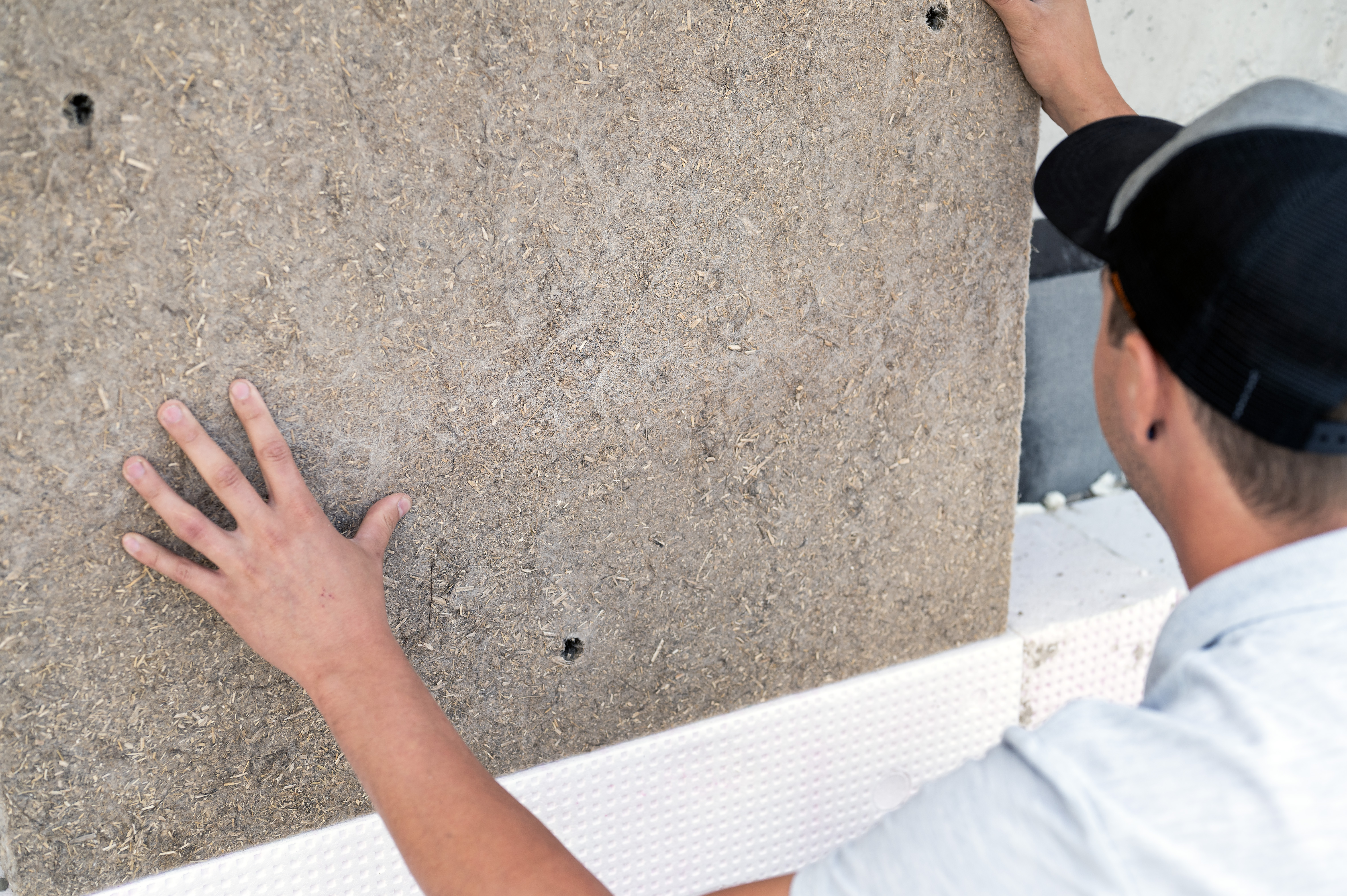 Arbeiter beim Arbeiten mit einer Hanf Fassadenplatte