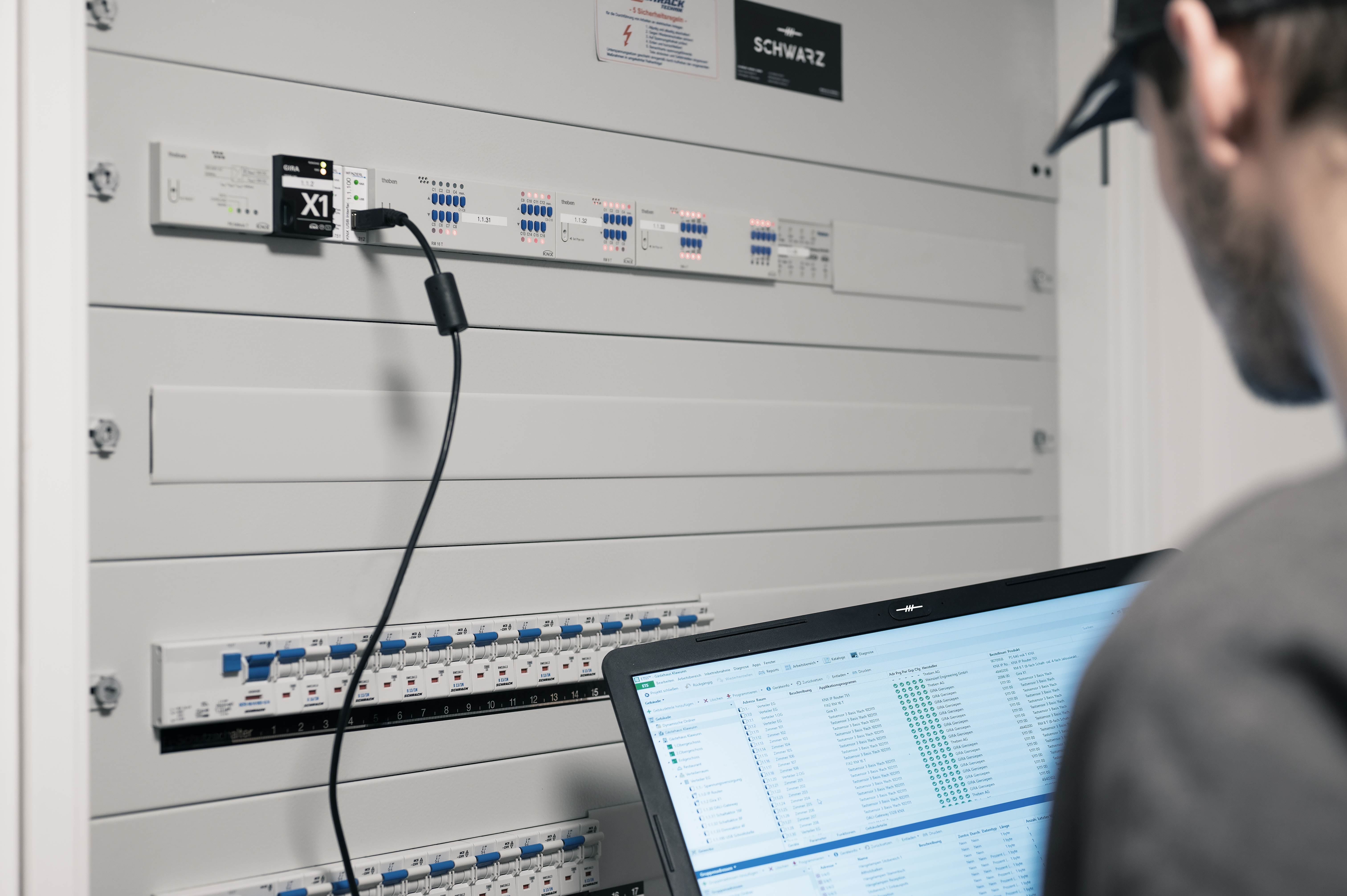 Mitarbeiter beim Programmieren eines KNX-Projektes