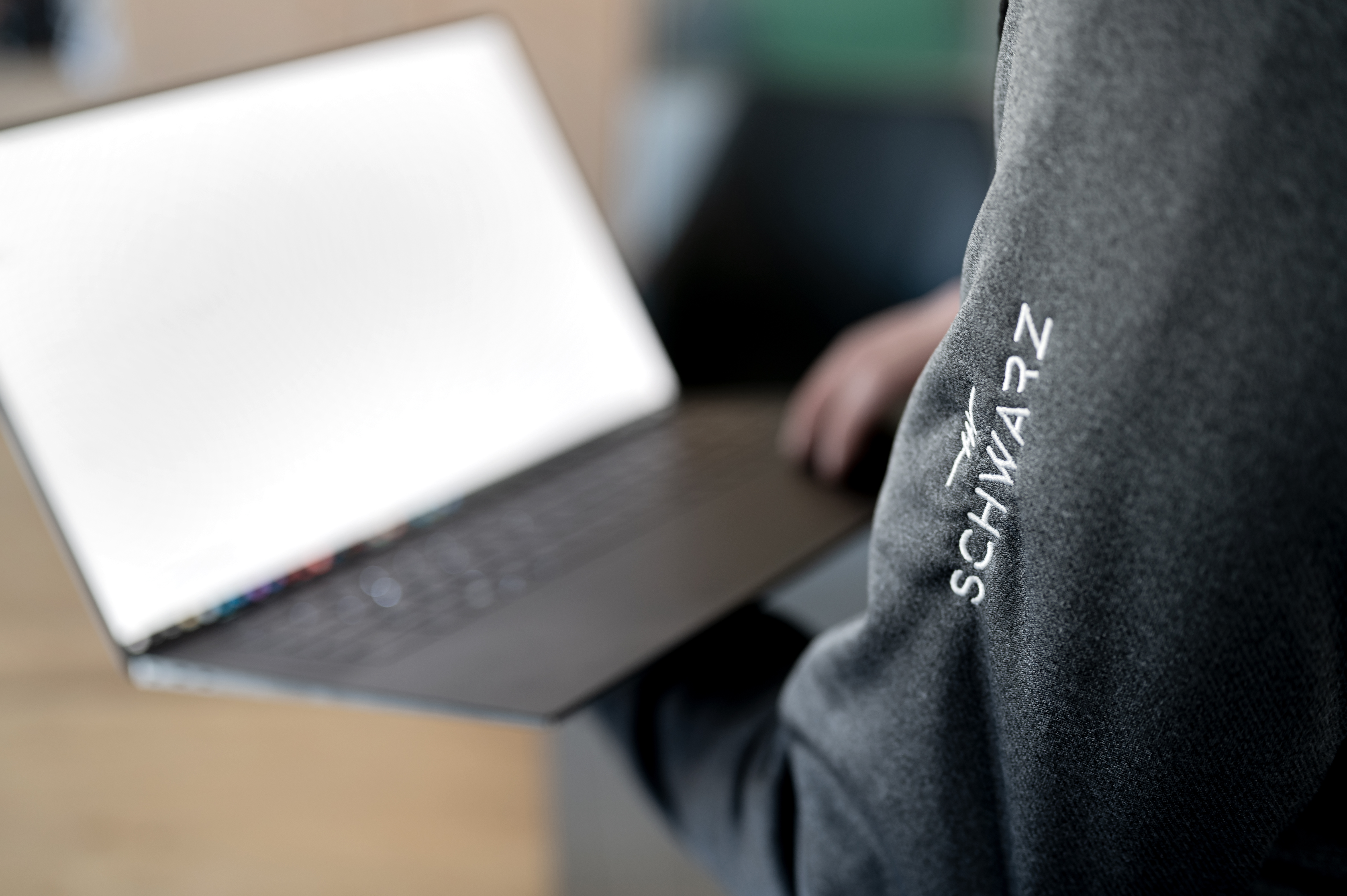 Mitarbeiter mit modernstem Laptop