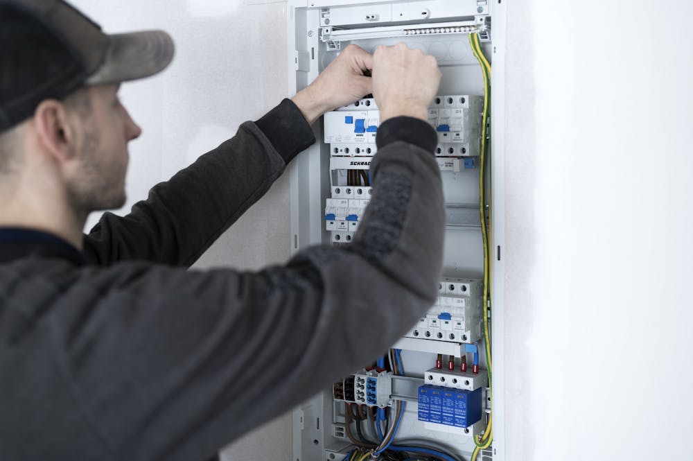 Mitarbeiter beim Verteilerbau